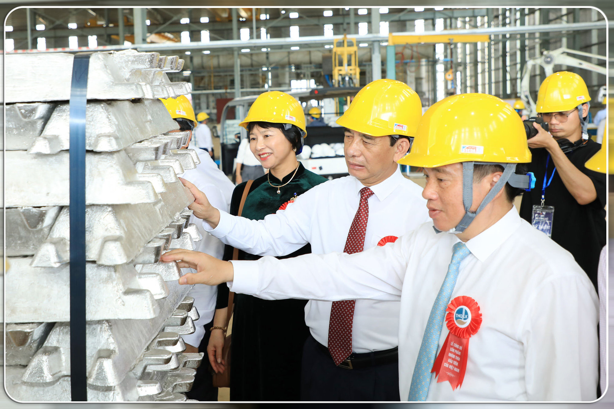 Phó Thủ tướng Chính phủ, Bộ trưởng Bộ Quốc phòng Phan Văn Giang và lãnh đạo tỉnh Lâm Đồng tham quan xưởng đúc nhôm