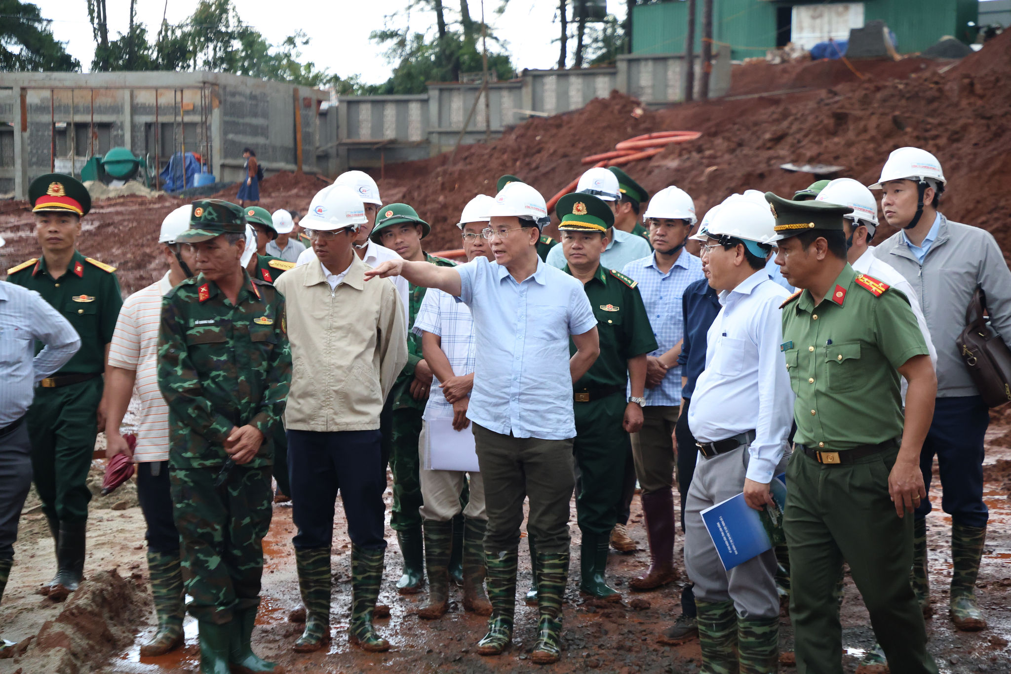 2.1.Chủ tịch UBND tỉnh Hồ Văn Mười kiểm tra thực địa dự án trường nội trú Quảng Trực. Ảnh-Dương Phong