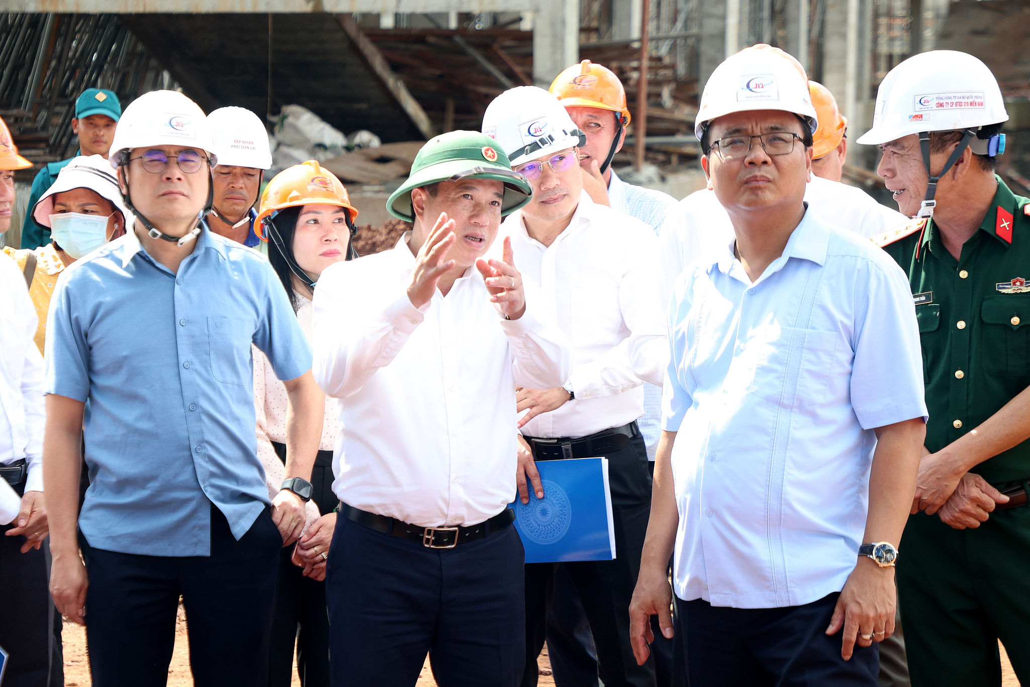 3.2.Bí thư Tỉnh ủy Y Thanh Hà Niê Kđăm làm việc ngay tại công trường với chủ đầu tư, nhà thầu và các sở, ngành liên quan.Ảnh-Dương Phong