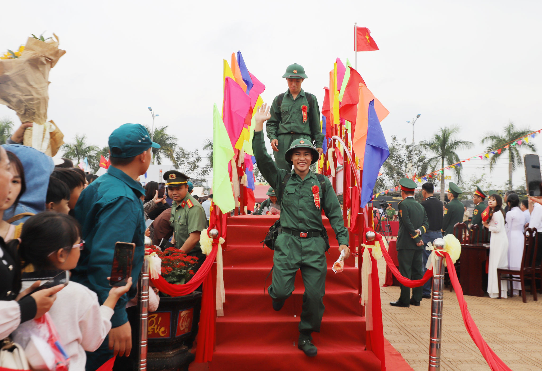Các chiến sĩ bước qua Cầu vinh quang trước khi lên xe trở về đơn vị