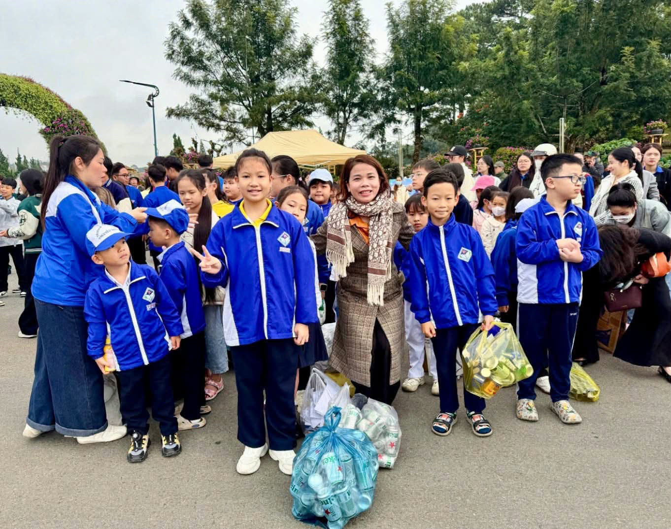 Các em học sinh tham gia chương trình đổi rác lấy quà tại lễ phát động