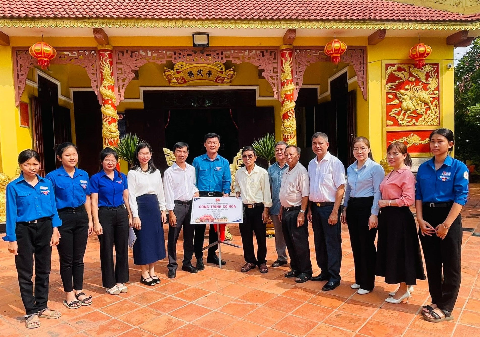 Đoàn thanh niên xã Hoài Đức thực hiện công trình số hóa di tích lịch sử.