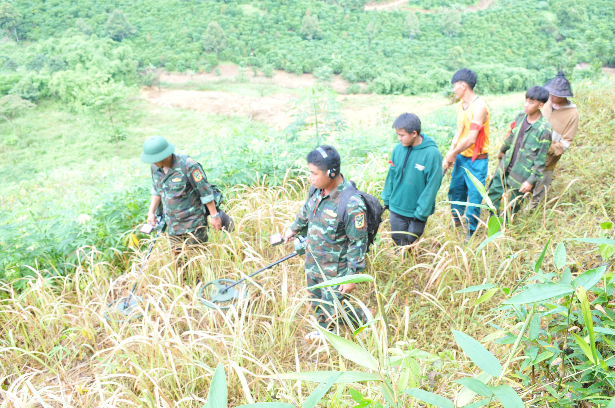 Lực lượng chức năng xã Quảng Khê tổ chức giải tỏa đất lâm nghiệp bị lấn chiếm
