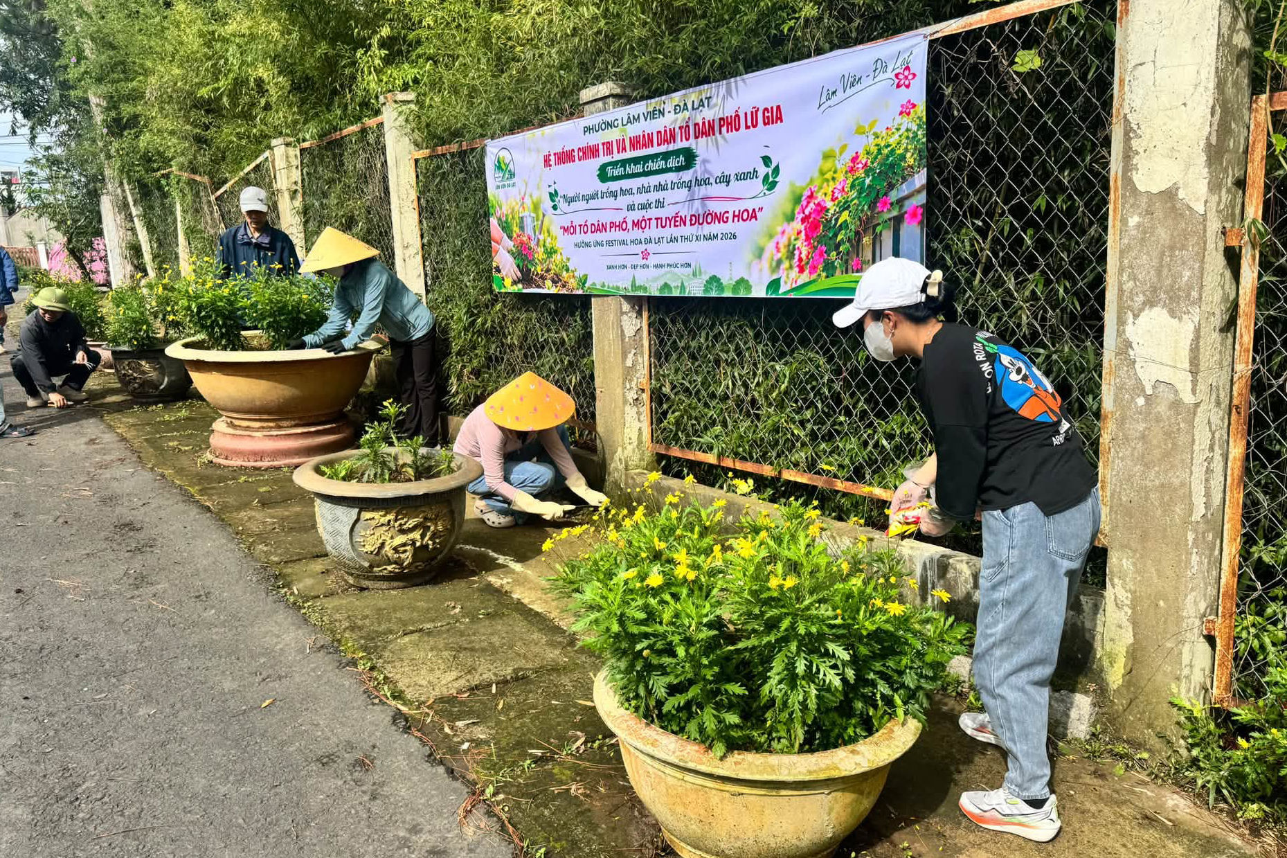 Người dân phường Lâm Viên - Đà Lạt tham gia vệ sinh môi trường tại khu dân cư