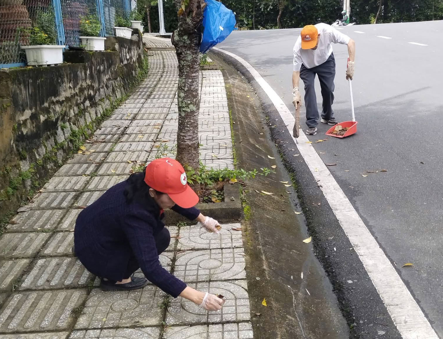 Người dân phường Lâm Viên - Đà Lạt tham gia vệ sinh môi trường