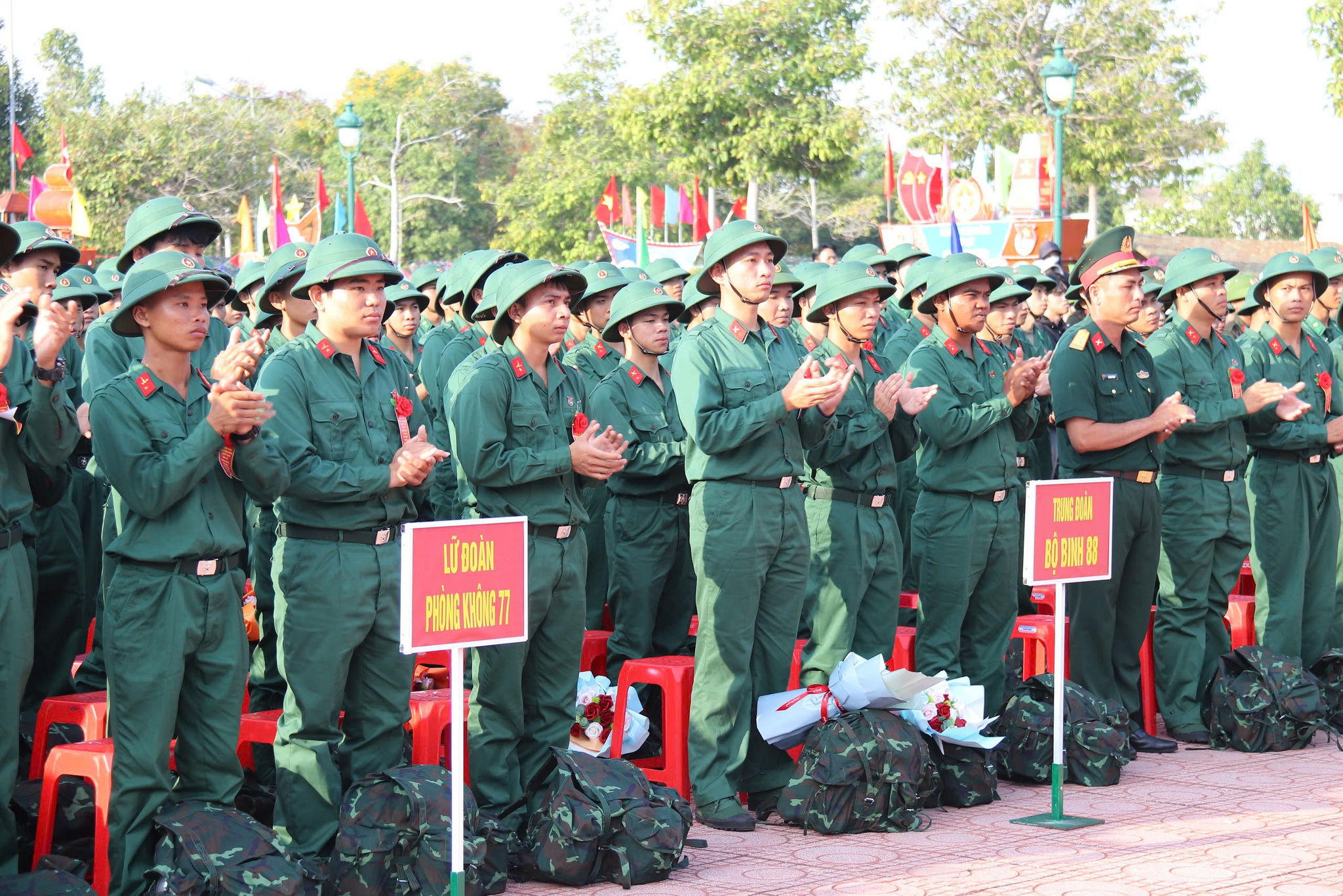 Tân binh khí thế hăng hái lên đường