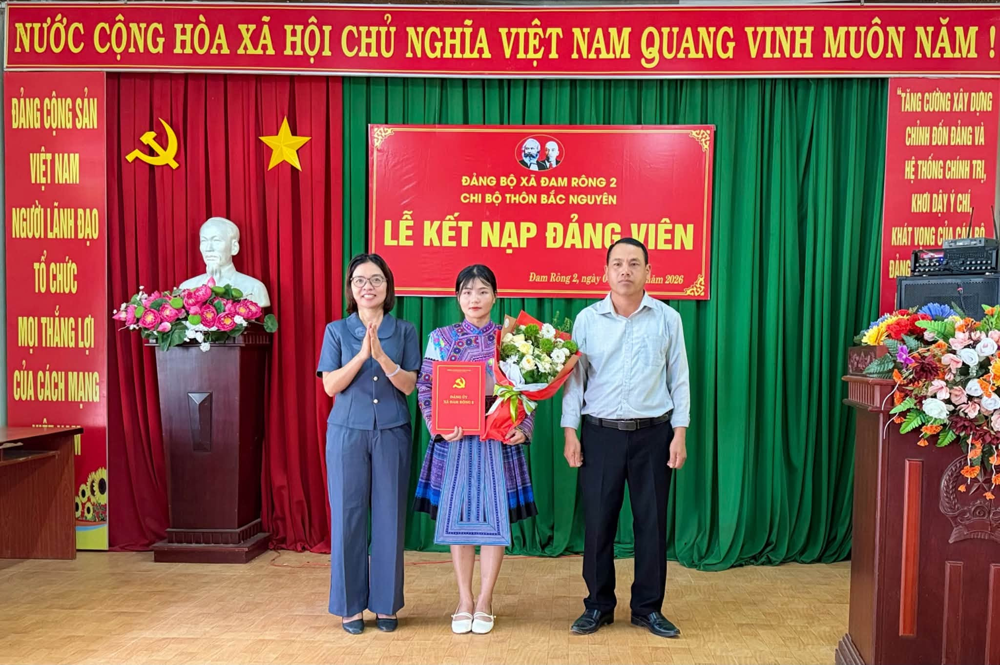 1.2.Trương Thị Mài nhận quyết định kết nạp Đảng