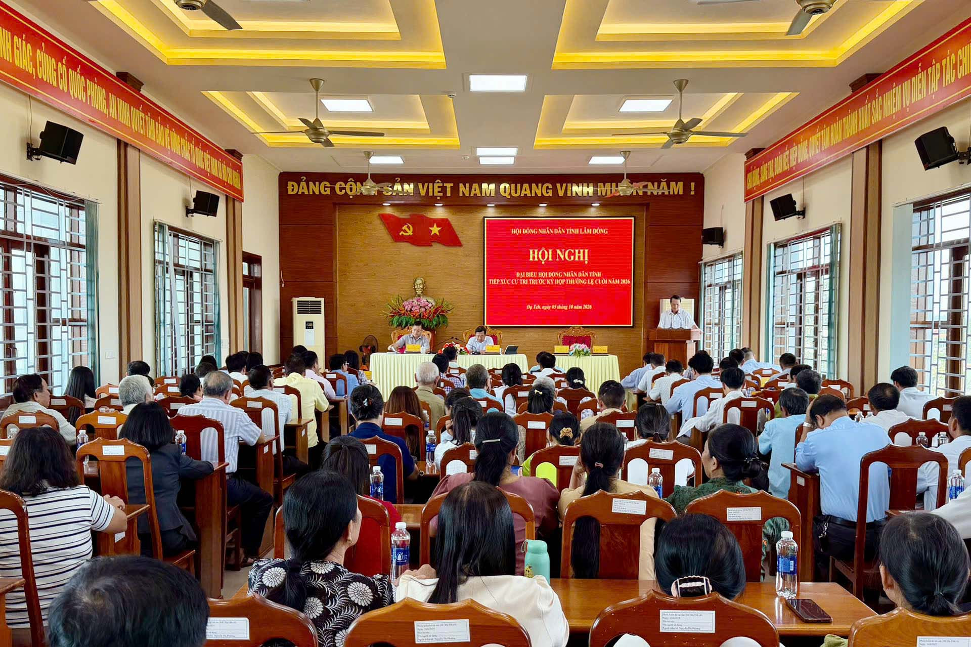 Quang cảnh hội nghị tiếp xúc cử tri tại xã Đạ Tẻh