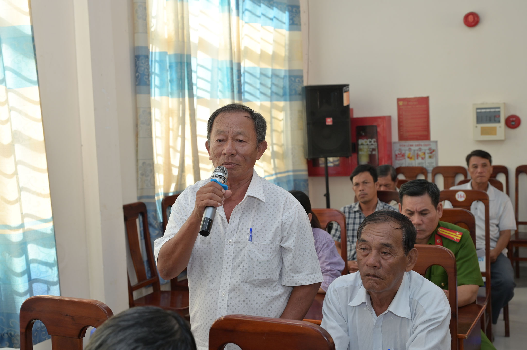 Cử tri Võ Văn Thành có ý kiến tại buổi tiếp xúc