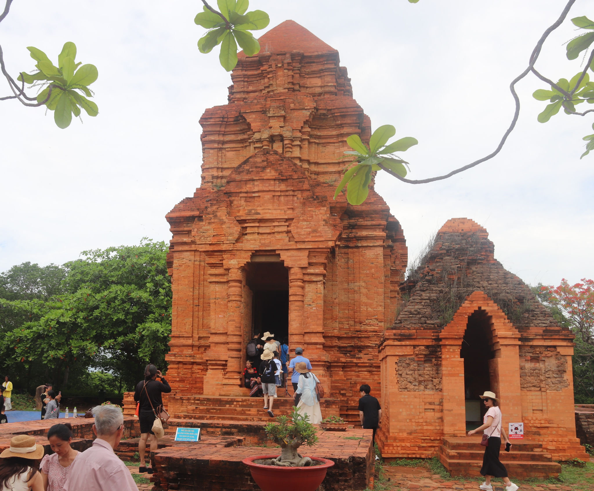 di-tich-thap-po-sah-inu-phuong-phu-thuy-noi-se-dien-ra-cac-hoat-dong-nghi-le-dac-sac-trong-le-hoi-kate.jpg