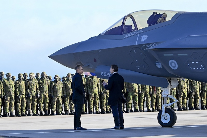 Tổng thống Phần Lan Alexander Stubb và Bộ trưởng Quốc phòng Antti Häkkänen tại lễ tiếp nhận F-35