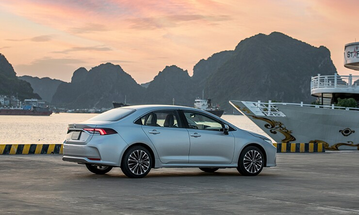 Đuôi xe Toyota Corolla Altis với thiết kế cản sau thể thao