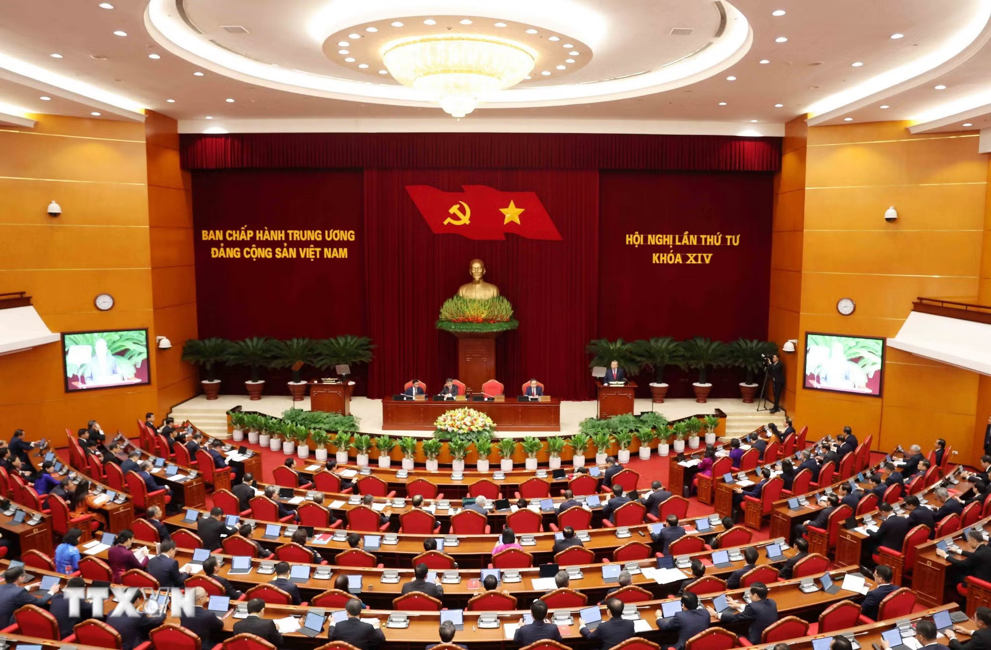 Phiên Khai mạc Hội nghị lần thứ tư Ban Chấp hành Trung ương Đảng khóa XIV. (Ảnh: Phương Hoa/TTXVN) ttxvn_0510-khai-mac-hoi-nghi-lan-thu-4-ban-chap-hanh-trung-uong-dang-1767.jpg
