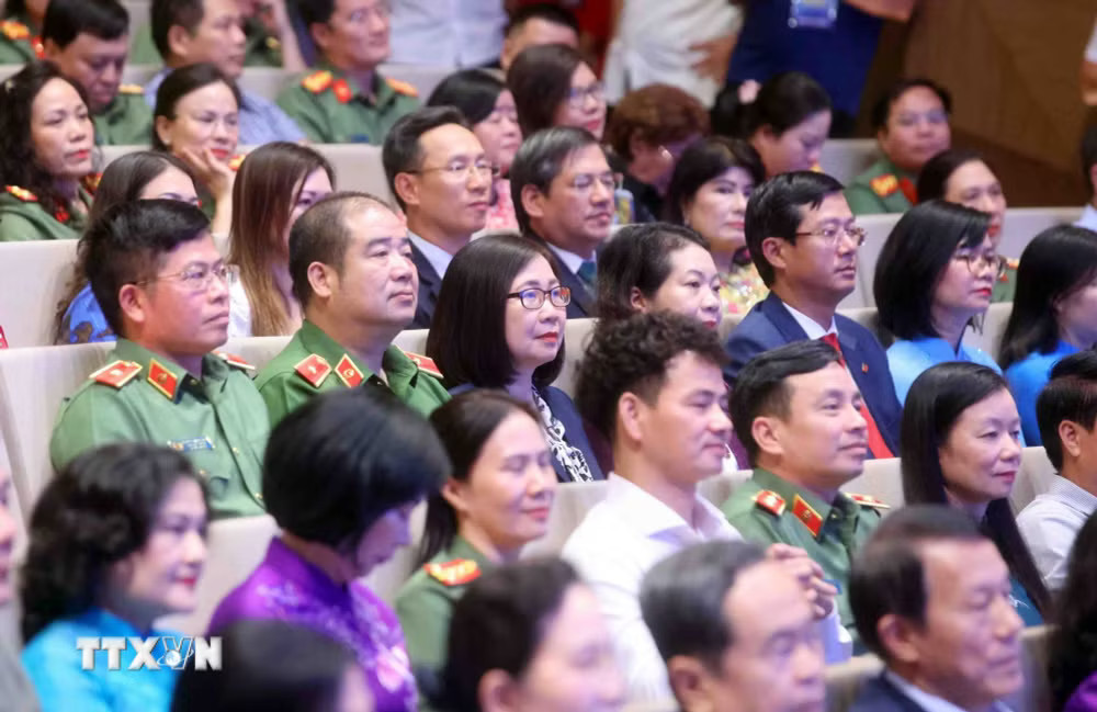 Các đại biểu tham dự Chương trình. (Ảnh: Phạm Kiên/TTXVN) ttxvn_chu-tich-quoc-hoi-du-chuong-trinh-nghe-thuat-ket-noi-yeu-thuong-9750.jpg