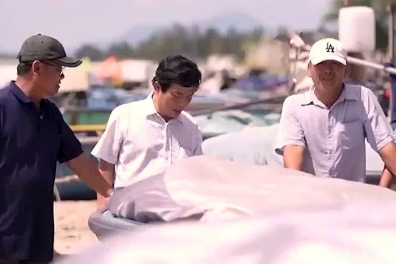 Ông Huỳnh Quang Huy (không đội nón) về với bà con ngư dân vùng biển Thuận Quý ( giờ là Tân Thành)