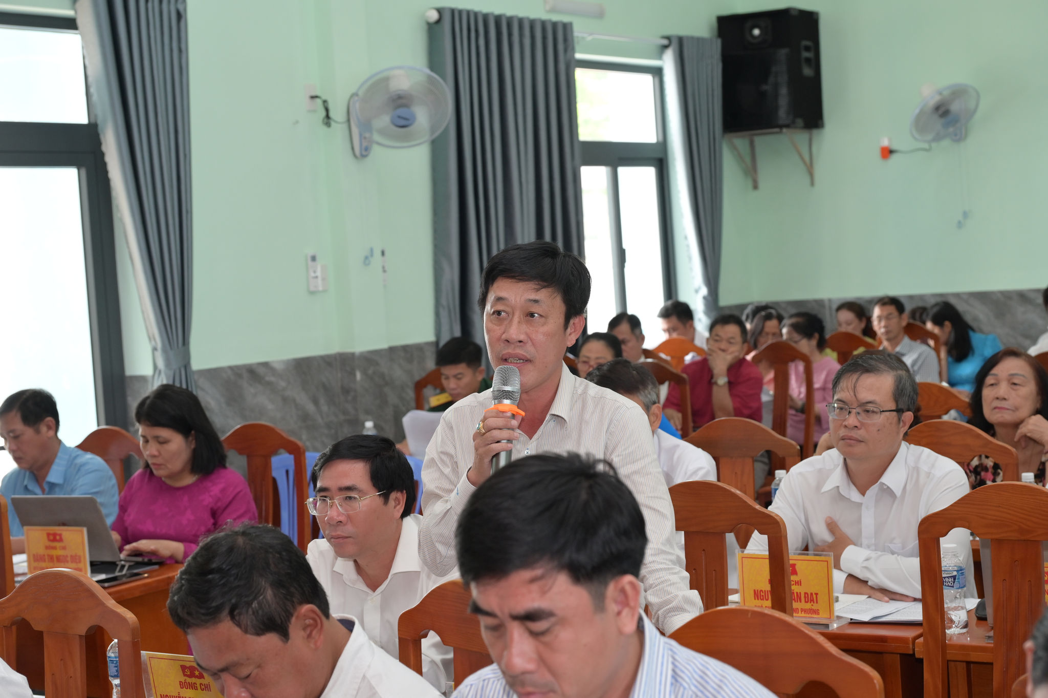 Ông Huỳnh Văn Minh – Phó Giám đốc Trung Tâm Phát triển Quỹ đất trả lời các nội dung thuộc thẩm quyền