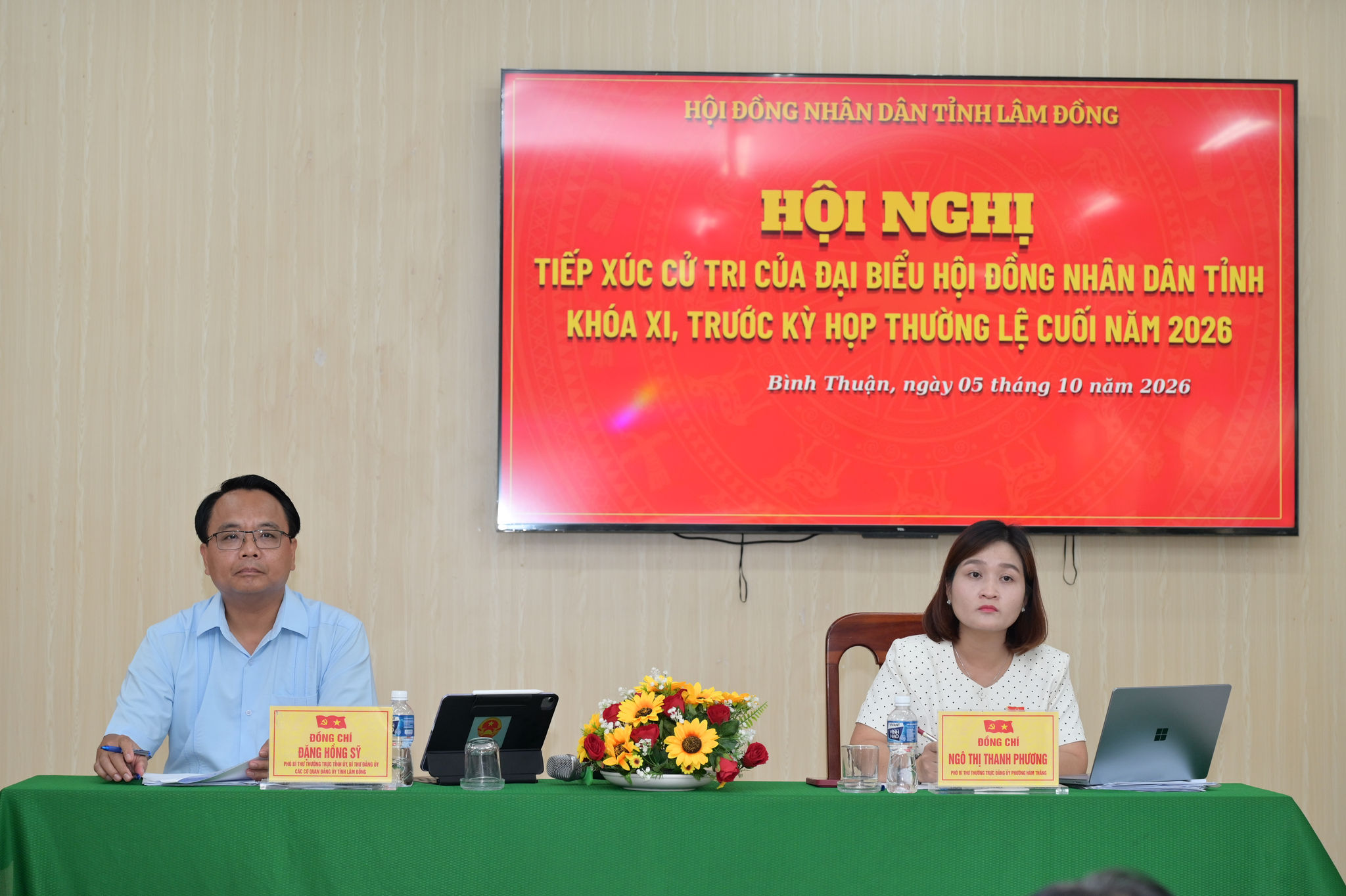 Tổ đại biểu số 7 HĐND tỉnh gồm Đại biểu Đặng Hồng Sỹ, Phó Bí thư Thường trực Tỉnh ủy (bên trái); Ngô Thị Thanh Phương, Phó Bí thư Thường trực Đảng ủy phường Hàm Thắng (bên phải)