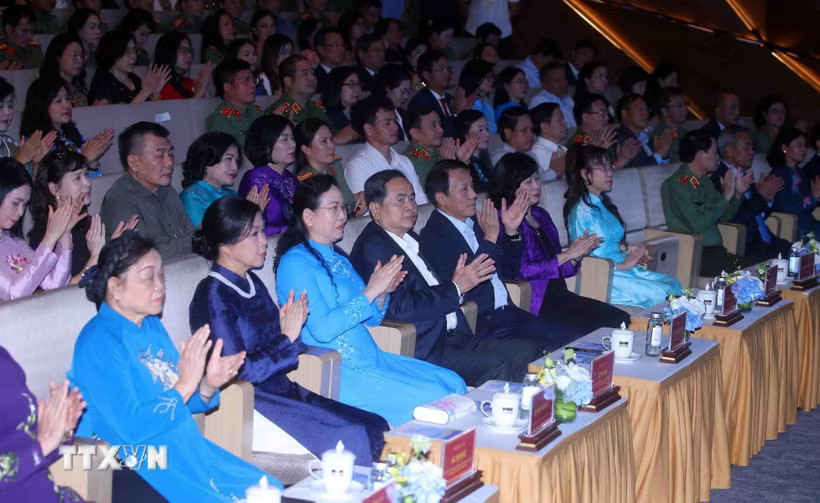 Chủ tịch Quốc hội Trần Thanh Mẫn cùng các đại biểu tham dự Chương trình. (Ảnh: Phạm Kiên/TTXVN)