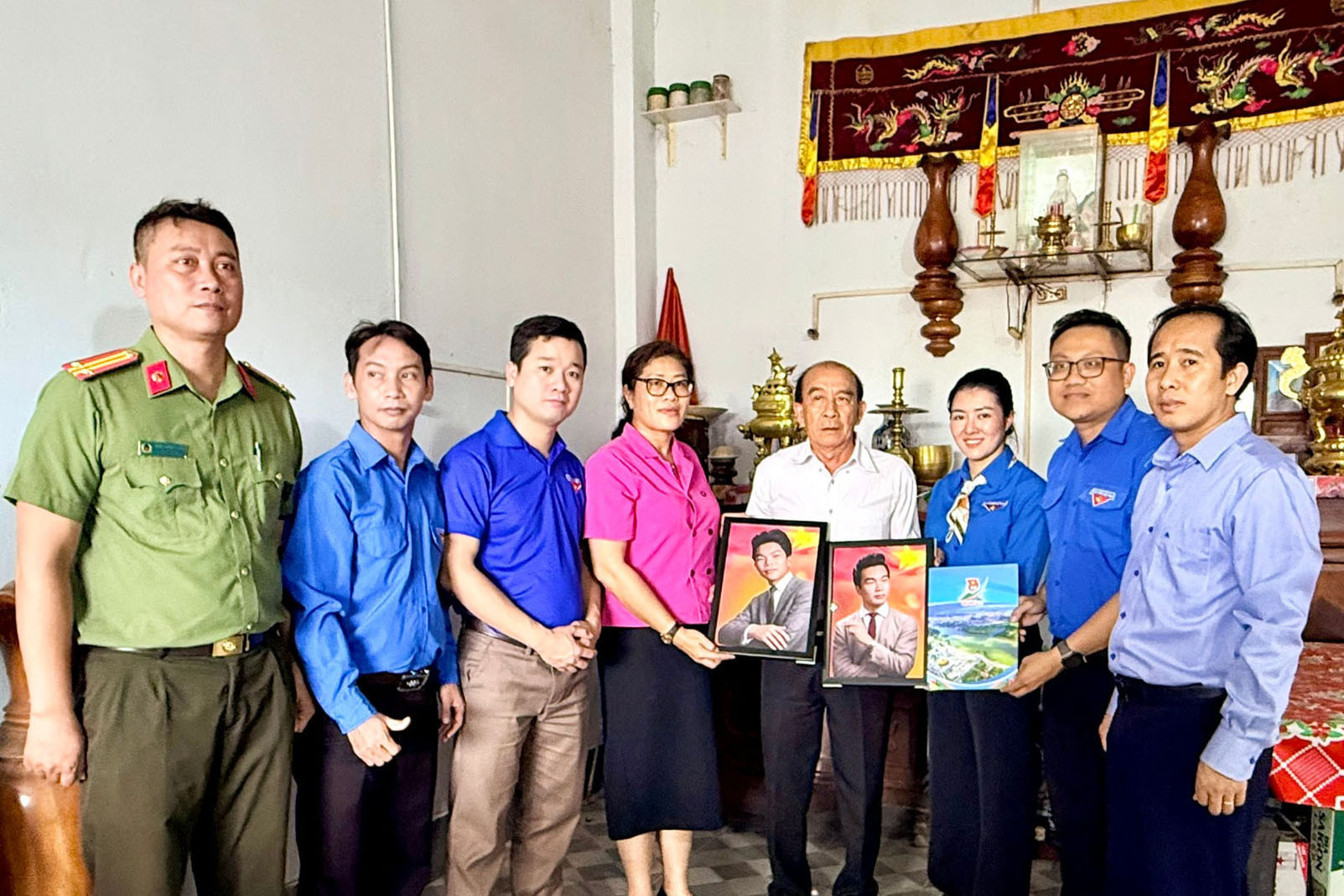 Tỉnh Đoàn Lâm Đồng phục dựng và tặng lại Hai tấm di ảnh phục dựng liệt sĩ Hồ Mai Bình (SN 1942) và Hồ Mai Duy (SN 1944) được trao tận tay người thân Tại căn nhà của ông Hồ Khải Tính, ở thôn Hải Bình, xã Sông Lũy