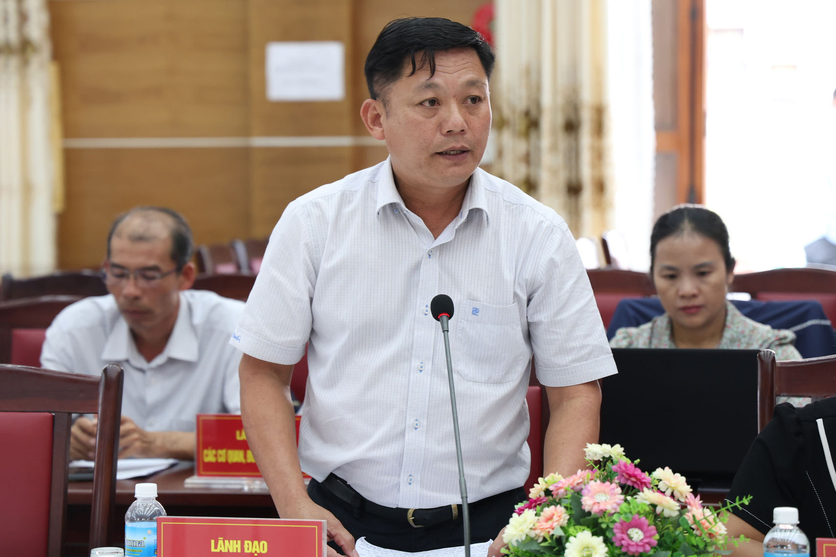 chu-tich-ubnd-xa-bao-thuan-bao-cao-tinh-hinh-kinh-te-xa-hoi-dia-phuong-tai-buoi-lam-viec(1).jpg