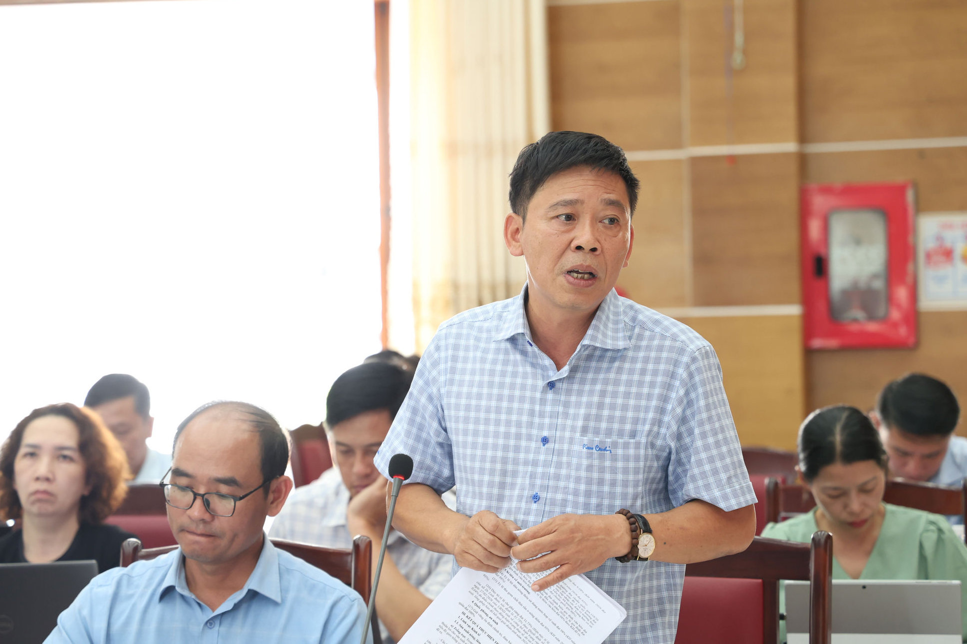 chu-tich-ubnd-xa-di-linh-bao-cao-tai-buoi-lam-viec(1).jpg