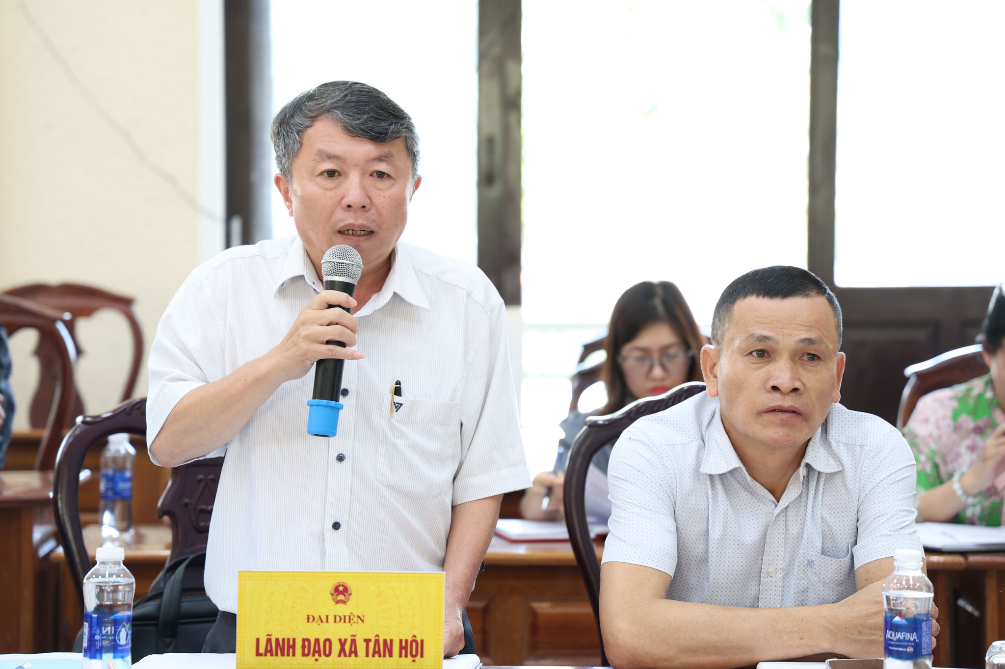 Chủ tịch UBND xã Tân Hội Nguyễn Mậu Thế báo cáo tại buổi làm việc