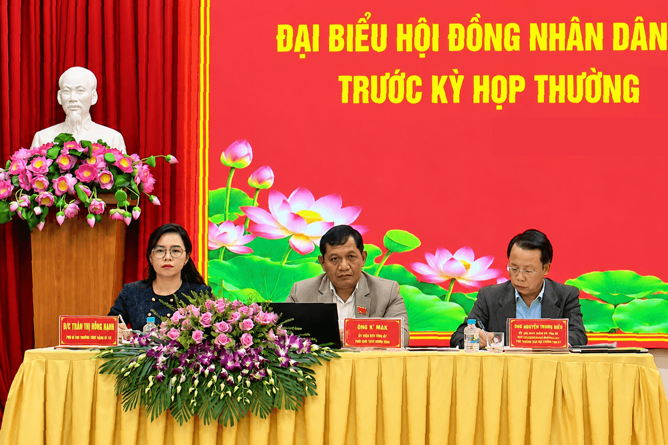 hoi-nghi-trang-trong-giua-sac-djjj(1).png