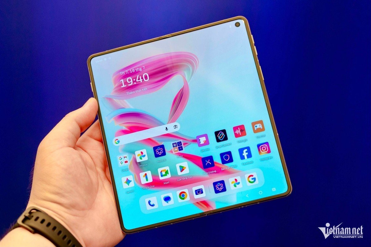 Motorola Razr Fold 5G màn hình trong