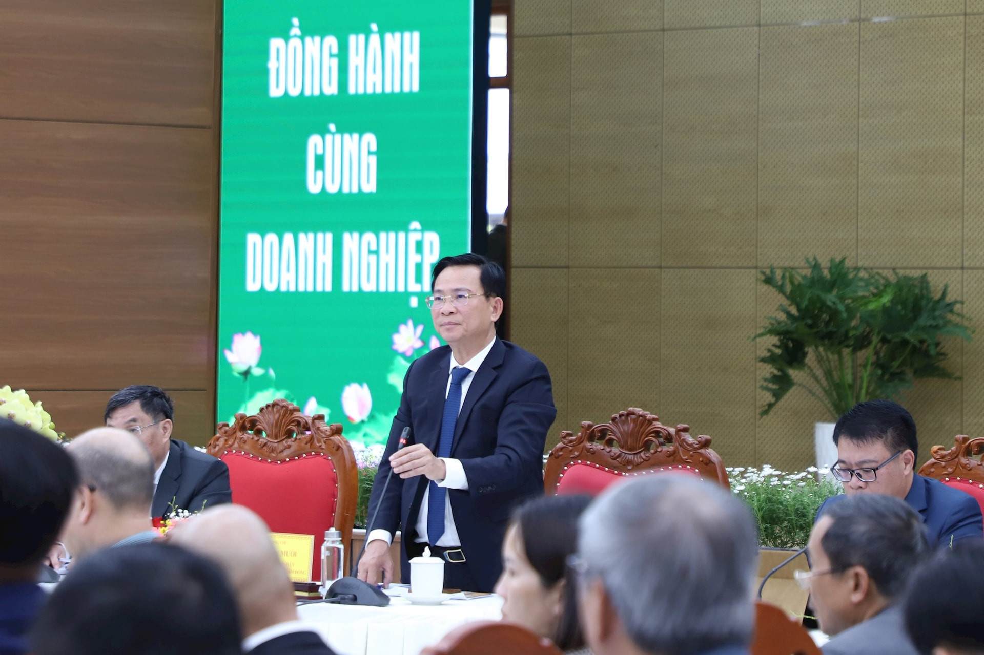 Ủy viên Ban Chấp hành Trung ương Đảng, Phó Bí thư Tỉnh ủy, Chủ tịch UBND tỉnh Lâm đồng Hồ Văn Mười đối thoại với doanh nghiệp tỉnh Lâm Đồng tại Hội nghị đối thoại doanh nghiệp diễn ra cuối tháng 82025