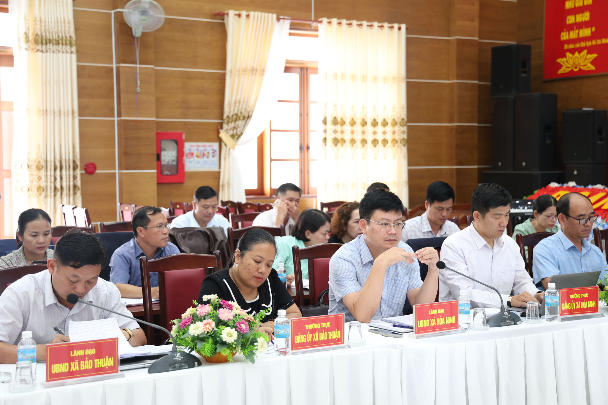 Lãnh đạo các xã tại buổi làm việc với Phó Chủ tịch UBND tỉnh