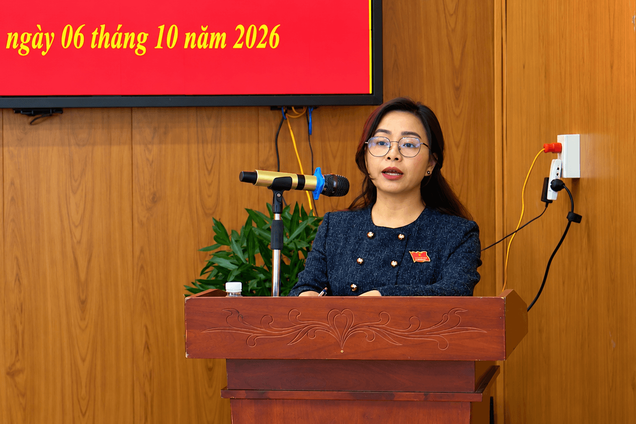 Nữ diễn giả tại hội nghị trang trọng