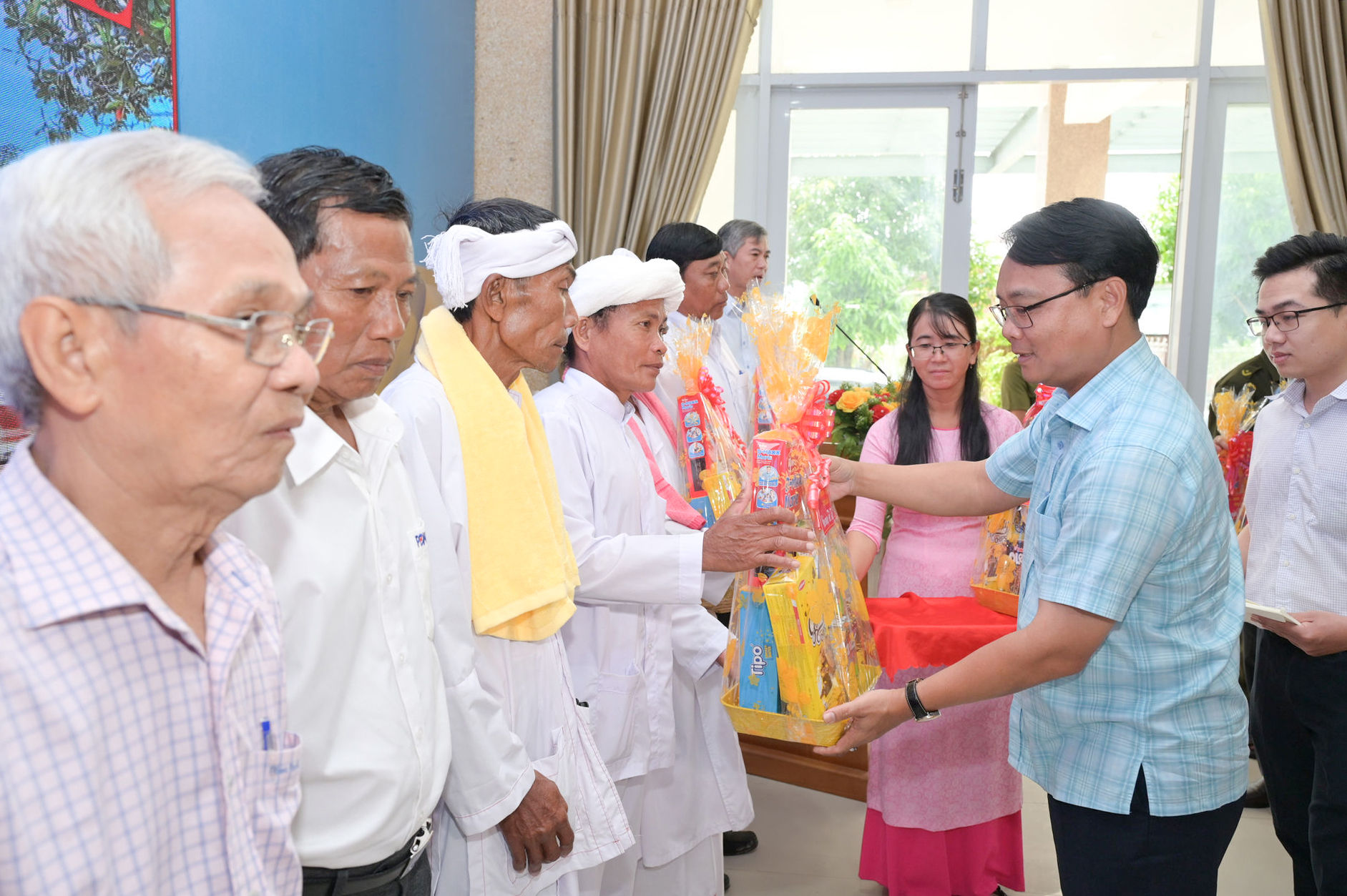 dong-chi-dang-hong-sy-tang-qua-cho-cong-dong-cham-nhan-dip-tet-kate(1).jpg