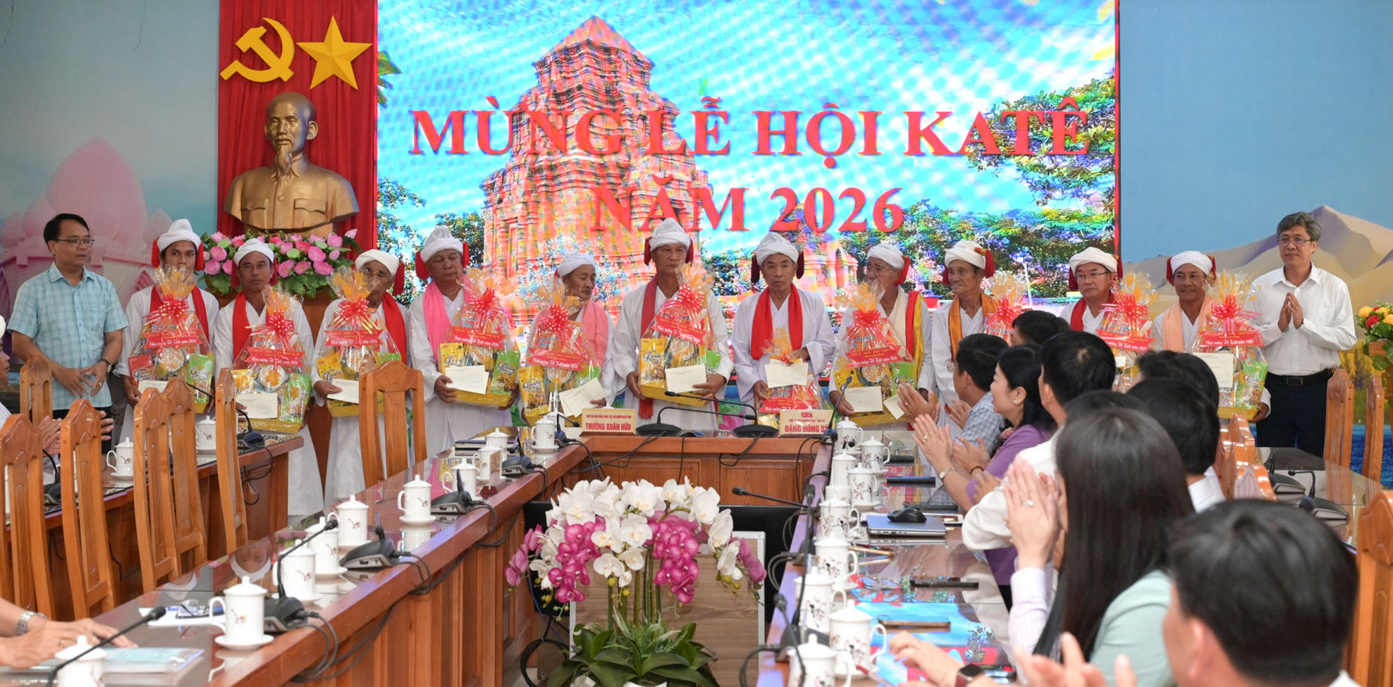 dong-chi-dang-hong-sy-va-dong-chi-nguyen-minh-tang-qua-cho-cac-vi-chuc-sac-su-ca-nguoi-co-uy-tin-trong-cong-dong-cham-balamon-dip-tet-ka-te(1).jpg