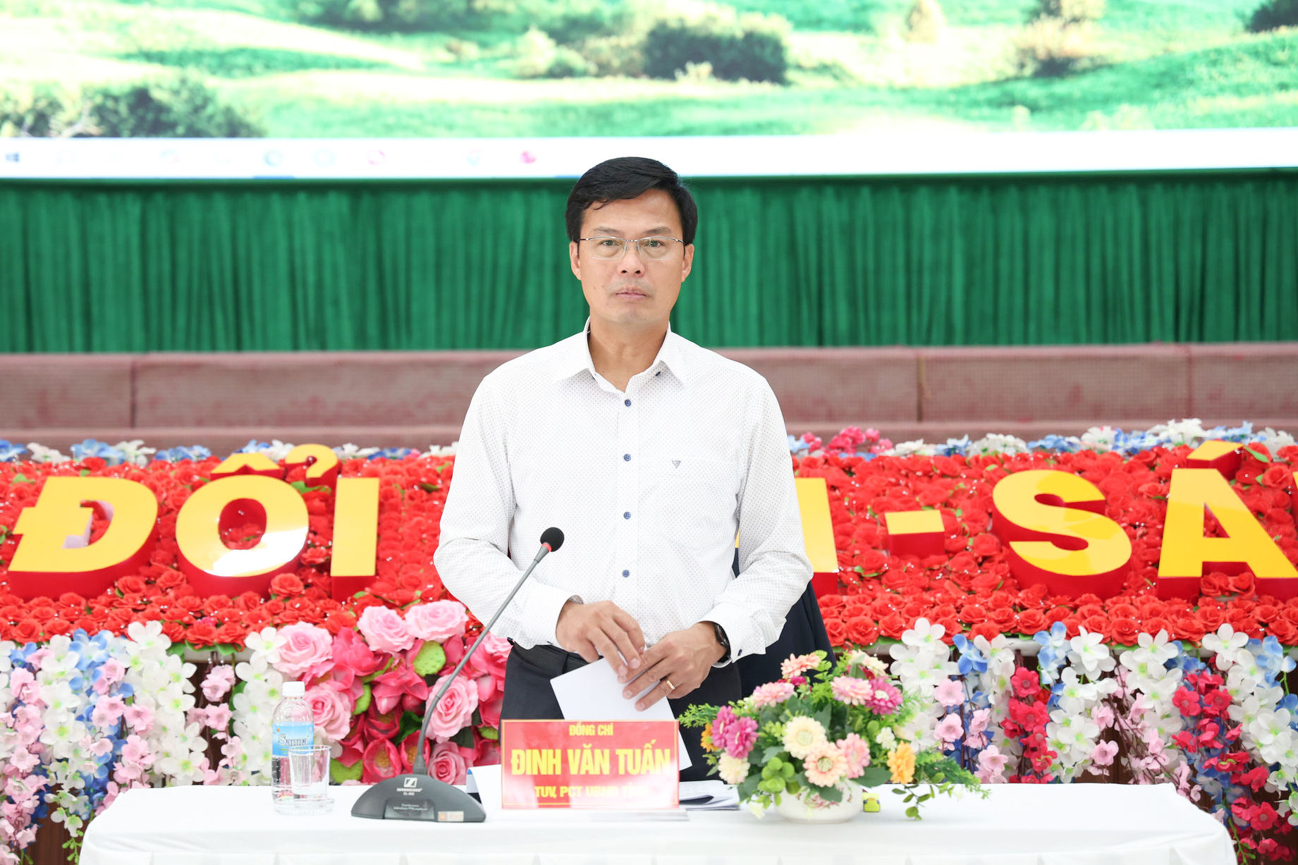 dong-chi-dinh-van-tuan-chu-tri-buoi-lam-viec-voi-cac-xa-di-linh-hoa-ninh-va-bao-thuan.jpg