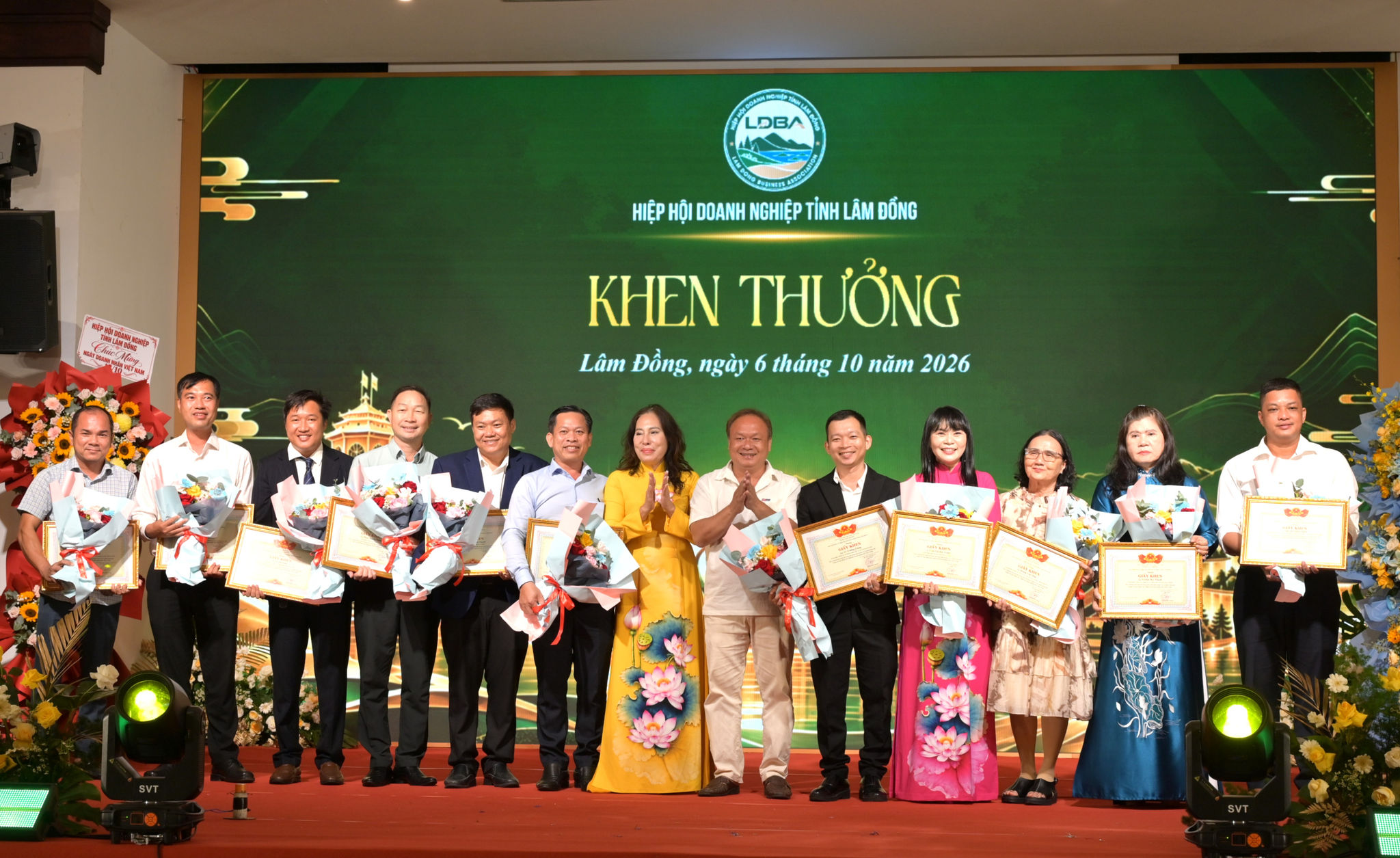 Hiệp hội Doanh nghiệp tỉnh khen thưởng cho các doanh nhân đã đóng góp tích cực cho sự phát triển của Hiệp hội 1