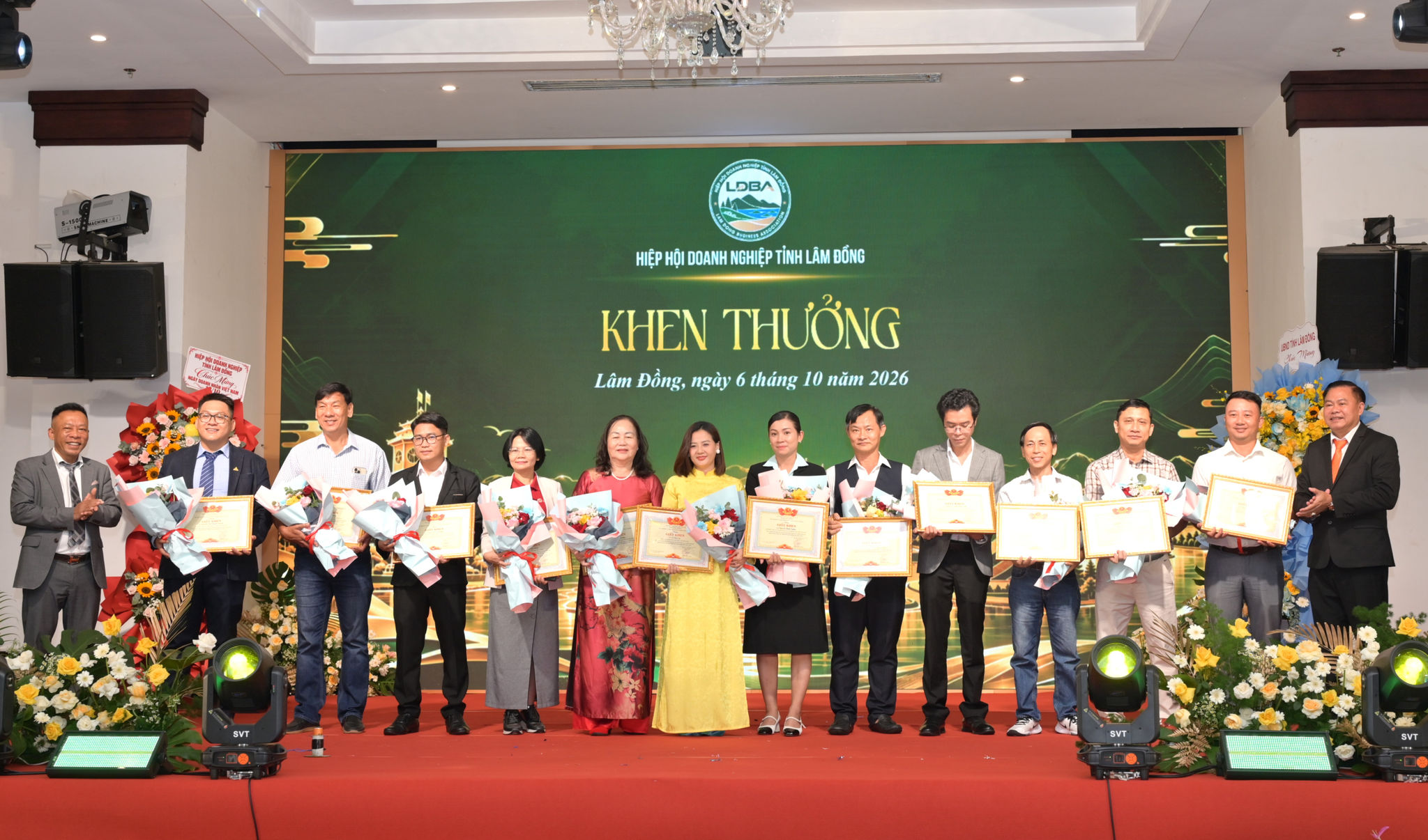 Hiệp hội Doanh nghiệp tỉnh khen thưởng cho các doanh nhân đã đóng góp tích cực cho sự phát triển của Hiệp hội