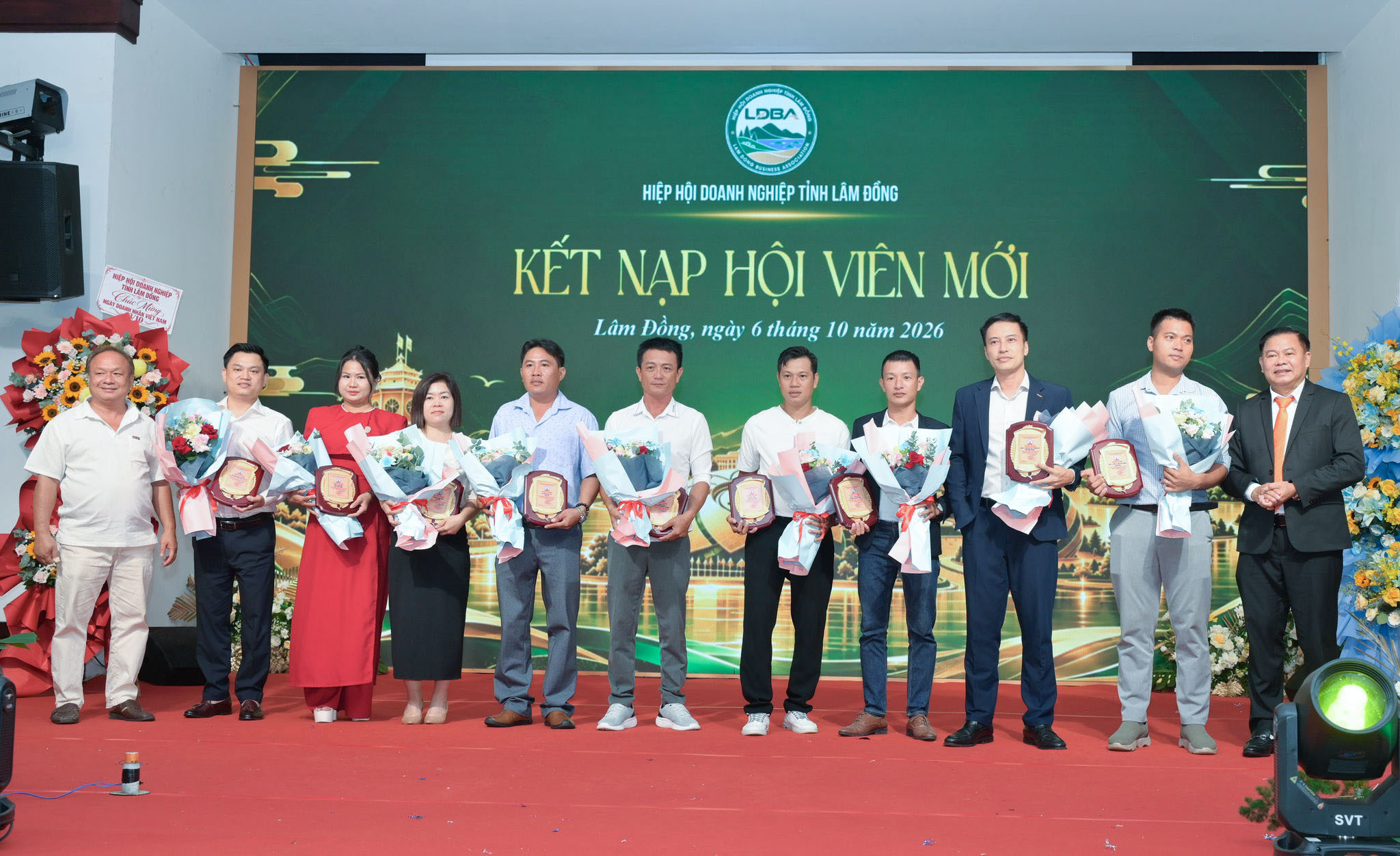 hiep-hoi-doanh-nghiep-tinh-trao-chung-nhan-cho-hoi-vien-moi-1(1).jpg