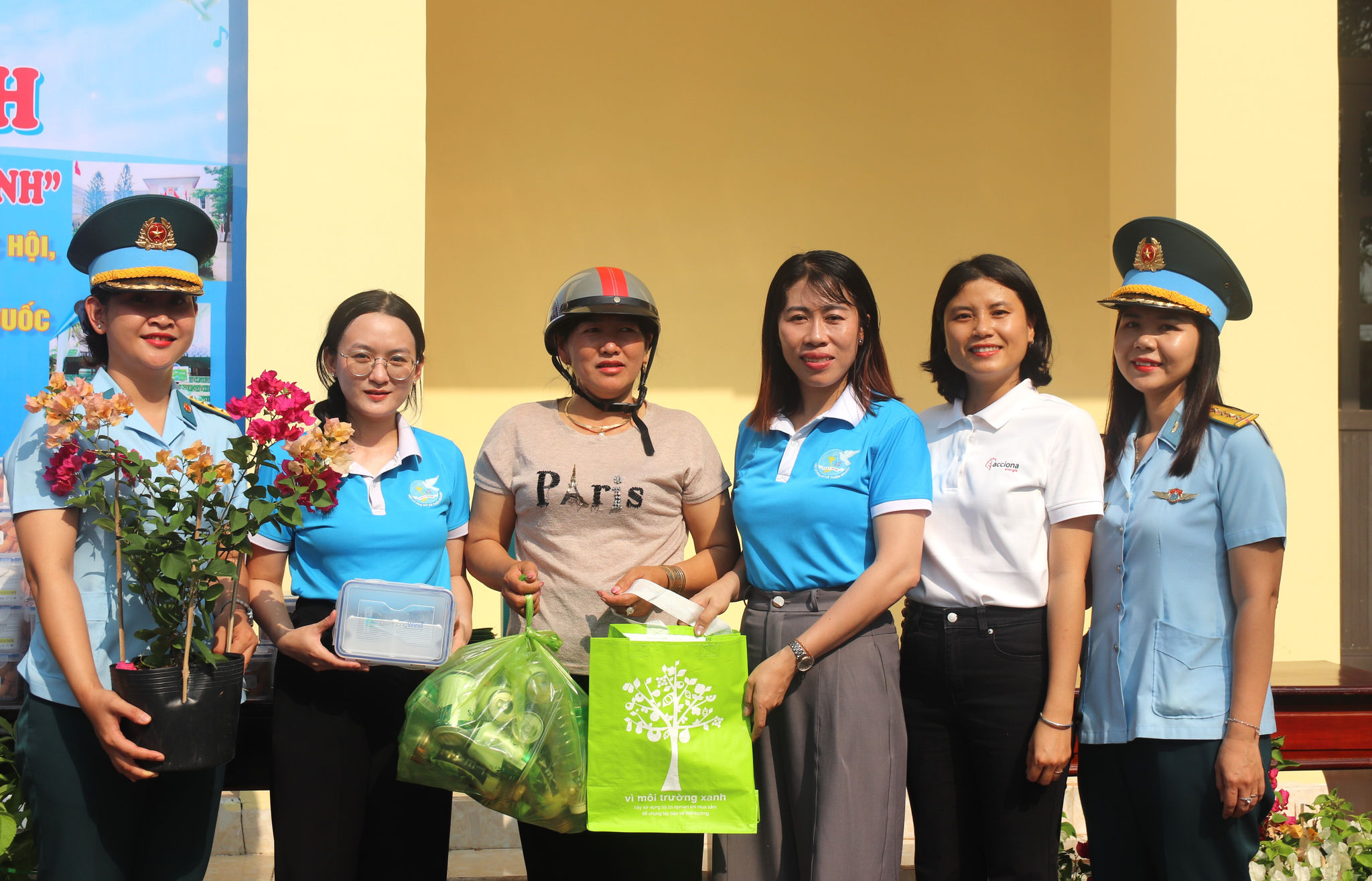 Hội LHPN phường Mũi Né tổ chức hoạt động đổi rác tái chế lấy cây xanh và giỏ nhựa