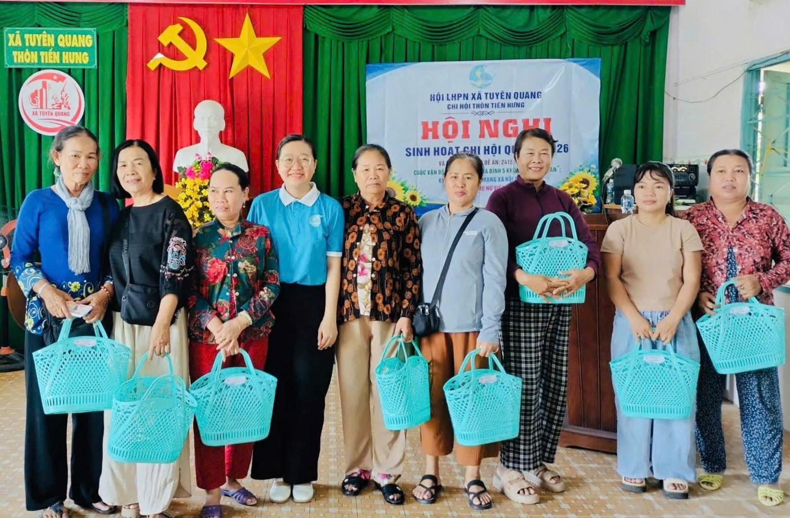 Hội LHPN xã Tuyên Quang trao tặng giỏ nhựa cho hội viên sử dụng trong sinh hoạt.