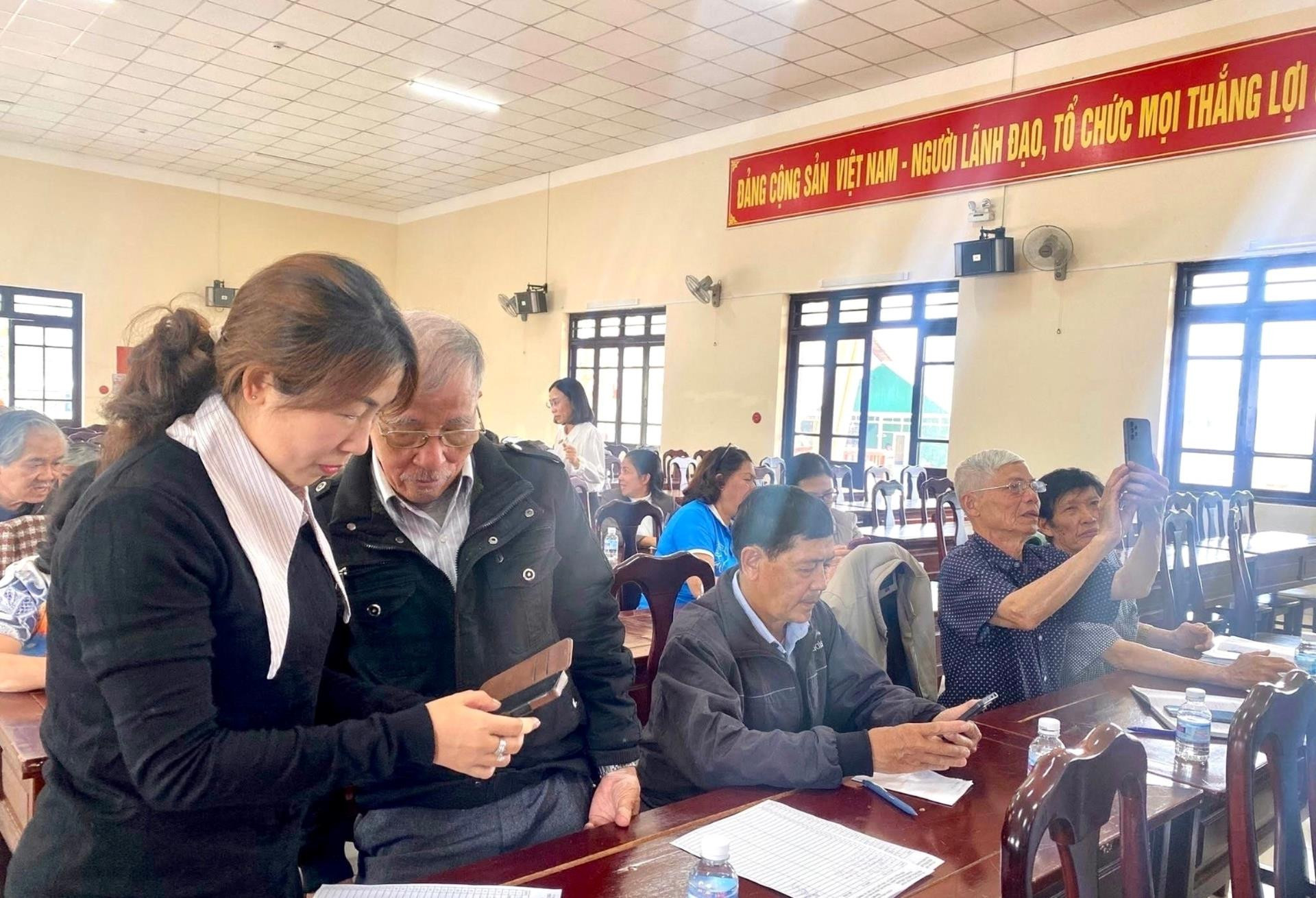 Hướng dẫn đảng viên lớn tuổi sử dụng ứng dụng STĐVĐT trên điện thoại di động