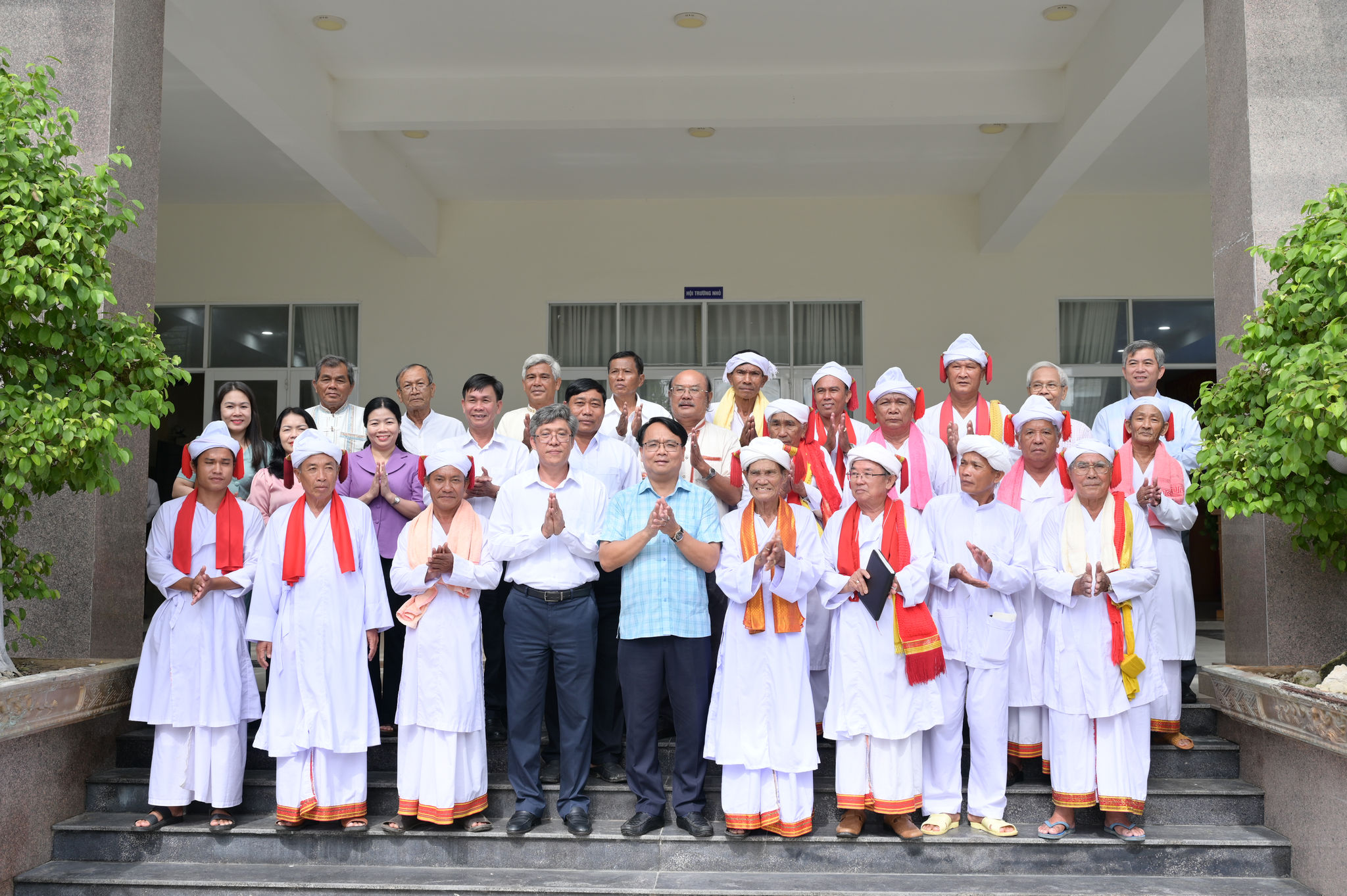 Lãnh đạo tỉnh chụp hình lưu niệm với các chức sắc, sư cả, người có uy tín trong cộng đồng Chăm Bàlamon