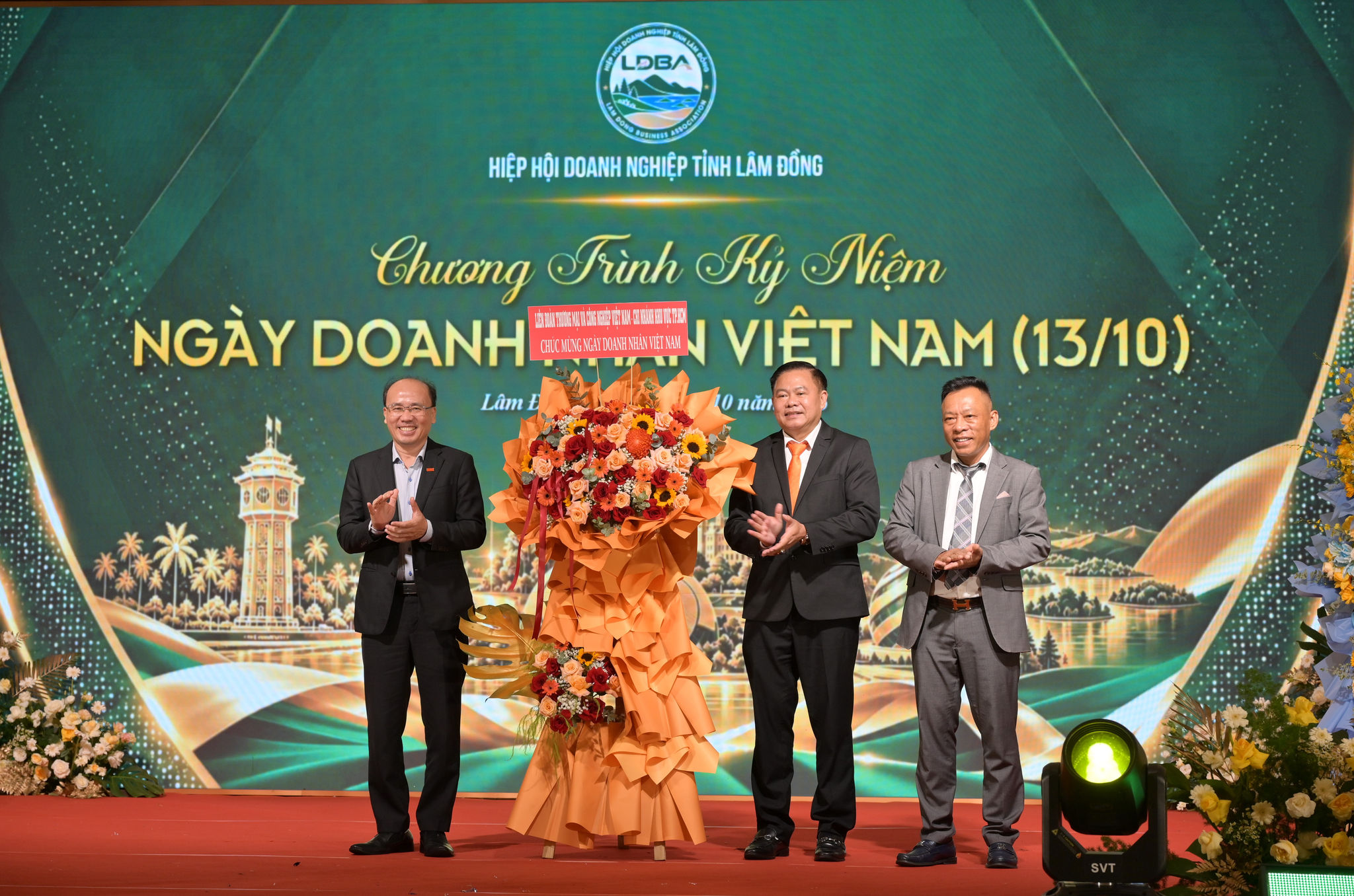 Liên đoàn Thương mại và Công nghiệp Việt Nam - hi nhánh khu vực TP. Hồ Chí Minh tặng hoa chúc mừng