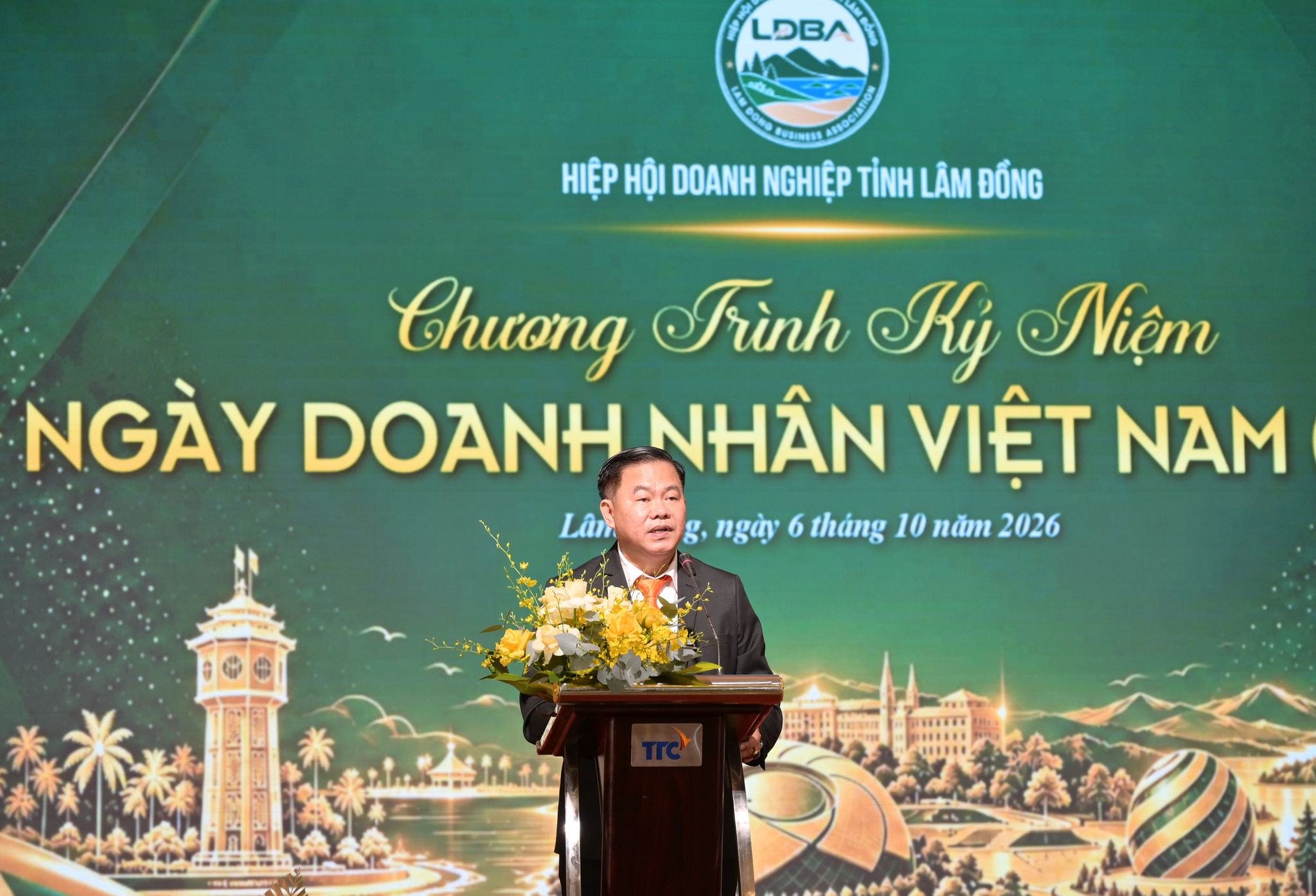 Ông Nguyễn Hữu Thành - Chủ tịch Hiệp hội Doanh nghiệp tỉnh phát biểu tại hội nghị