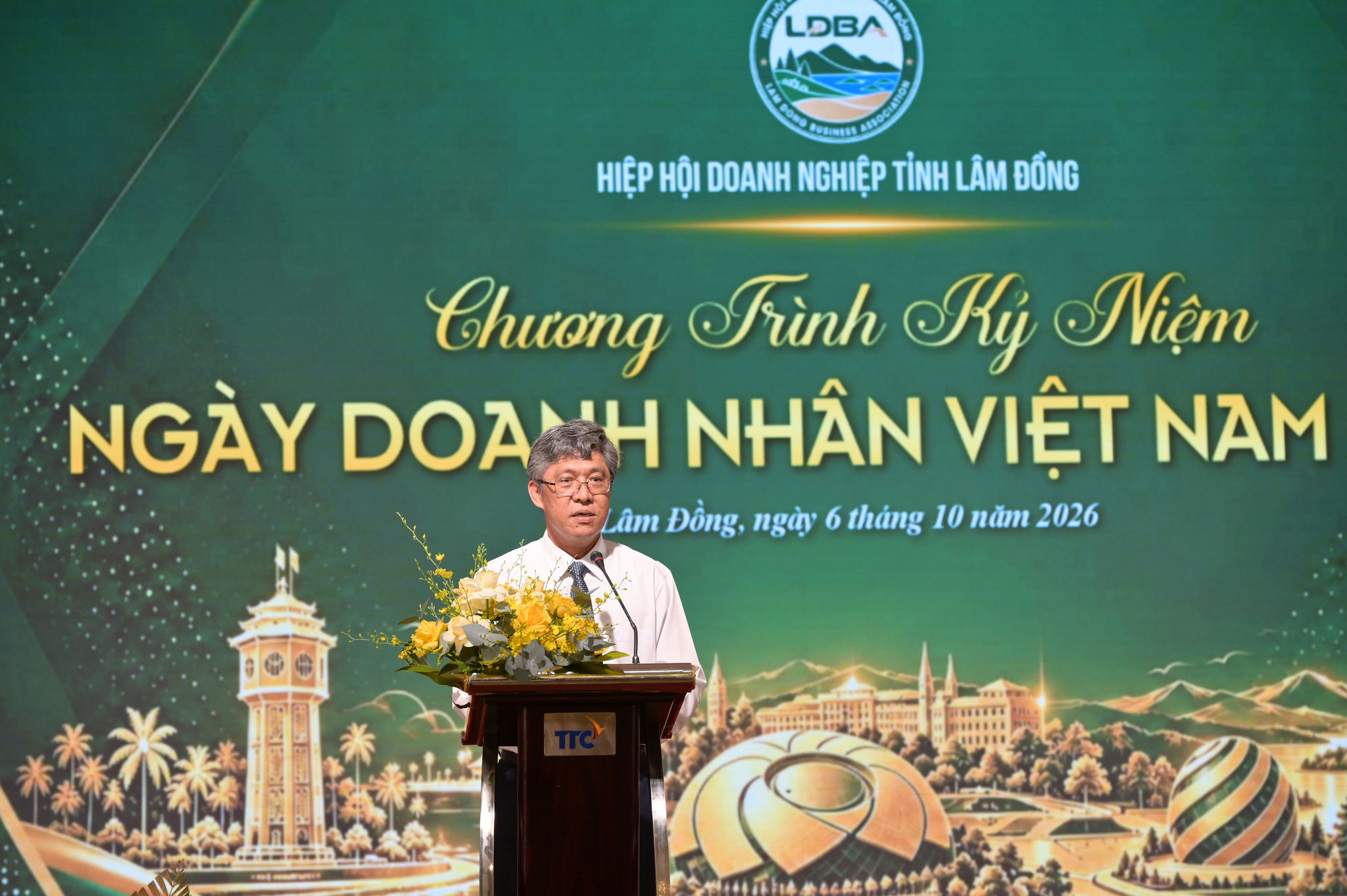 Phó Chủ tịch UBND tỉnh Nguyễn Minh ghi nhận những đóng góp của Hiệp hội doanh nghiệp tỉnh
