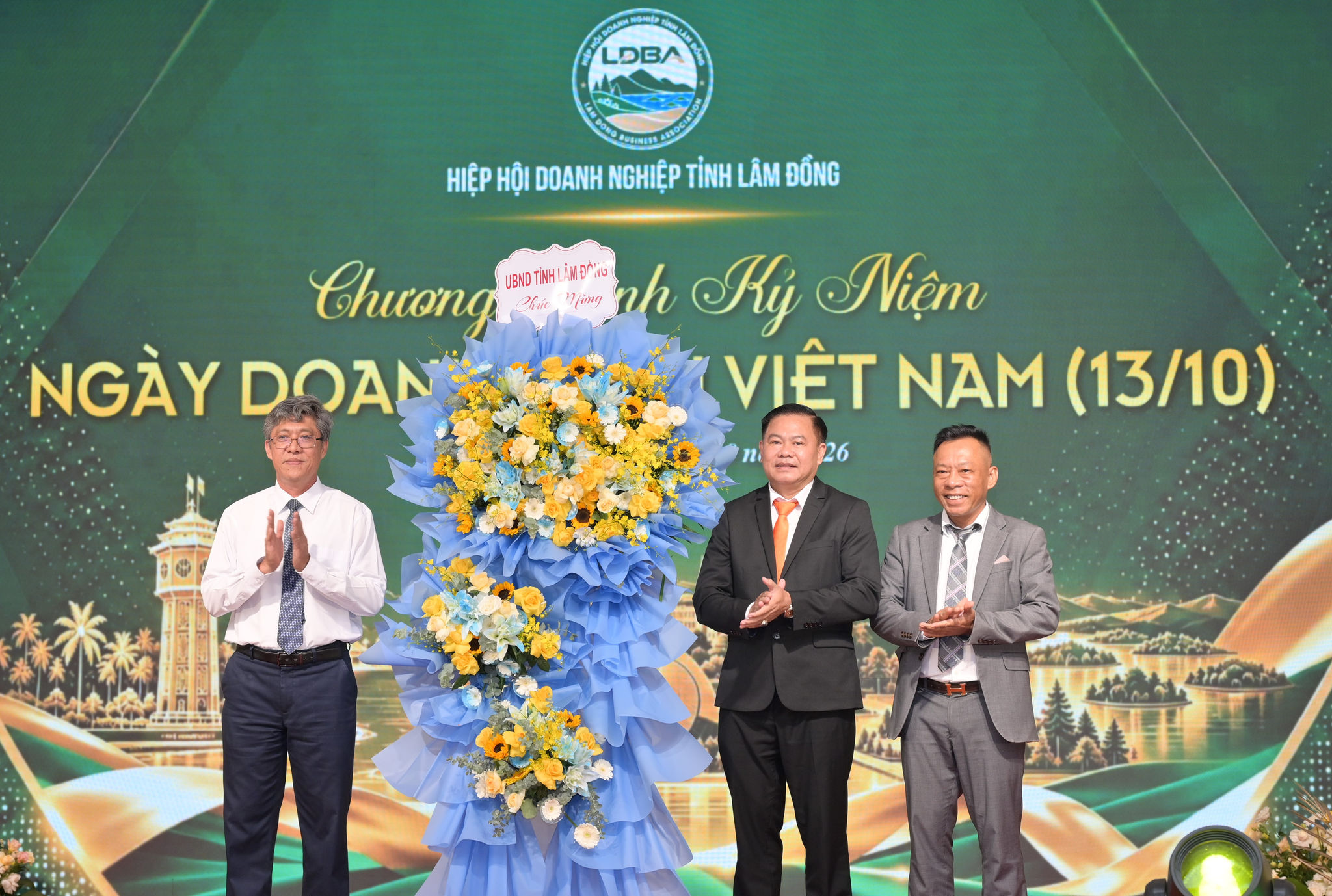 Phó Chủ tịch UBND tỉnh Nguyễn Minh tặng hoa chúc mừng Hiệp hội Doanh nhân tỉnh Lâm Đồng