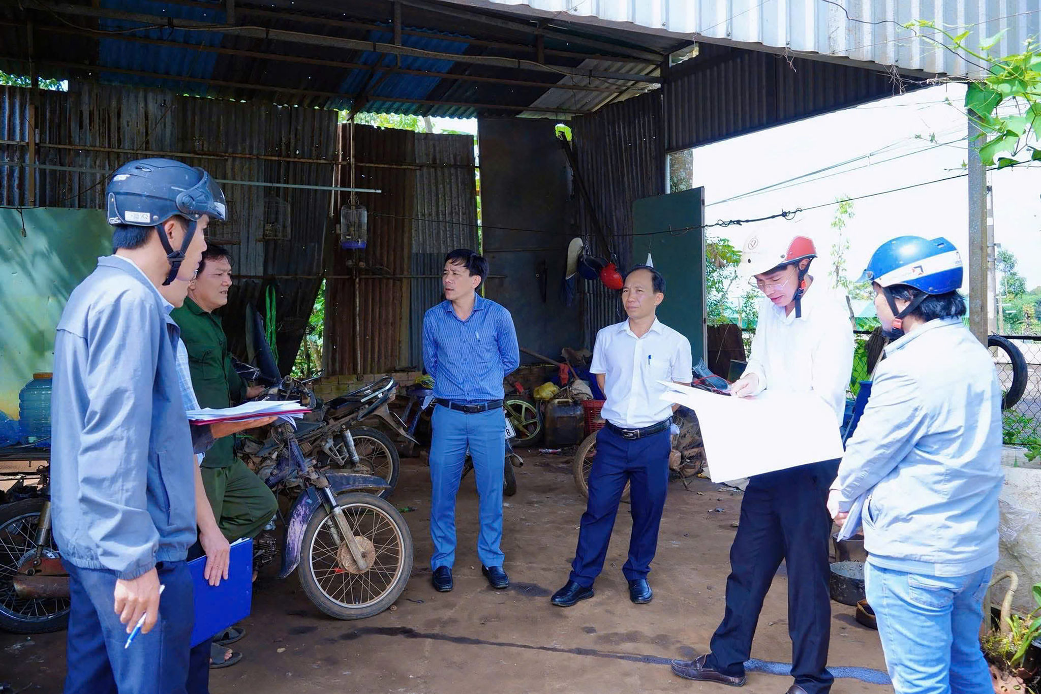 2 Lãnh đạo phường Nam Gia Nghĩa thường xuyên kiểm tra thực địa, nắm bắt và giải quyết các kiến nghị phát sinh