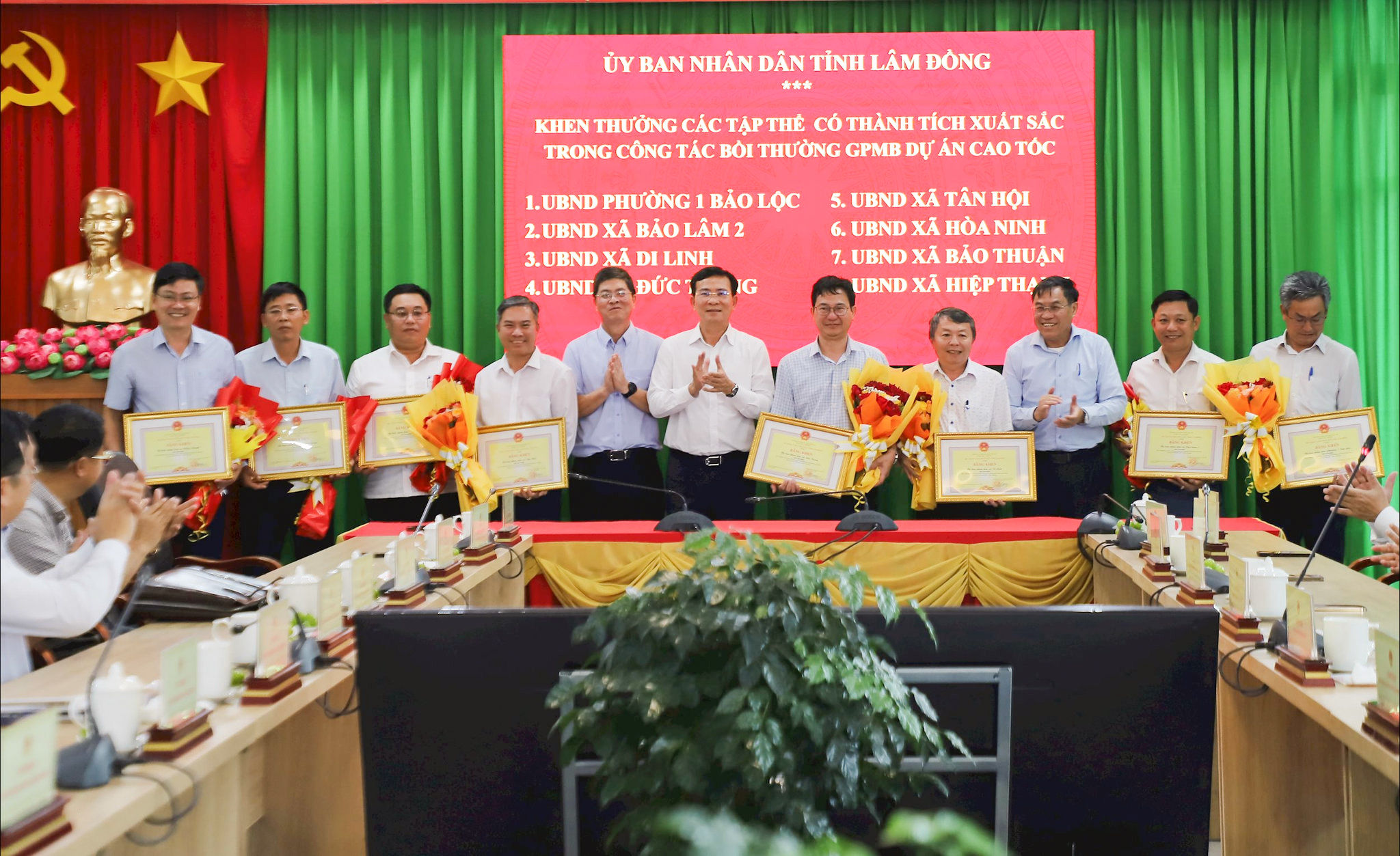 2.1.chu-tich-ubnd-tinh-ho-van-muoi-bieu-duong-cac-tap-the-ca-nhan-co-thanh-tich-trong-giai-phong-mat-bang-cac-du-an-cao-toc.-anh-duong-phong.jpg