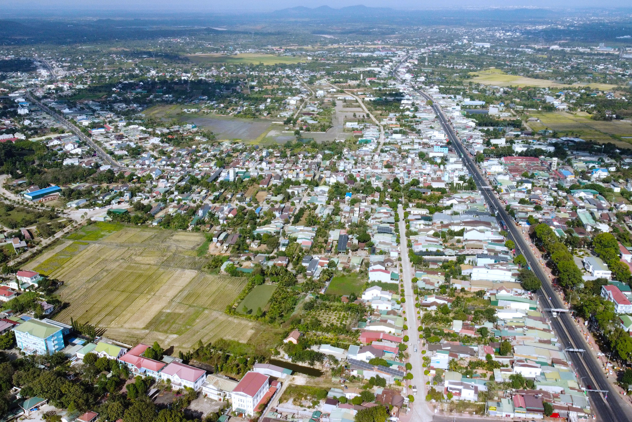 3 Nhiều tuyến đường ở khu vực Tây Bắc Lâm Đồng được mở rộng nhờ người dân hiến đất
