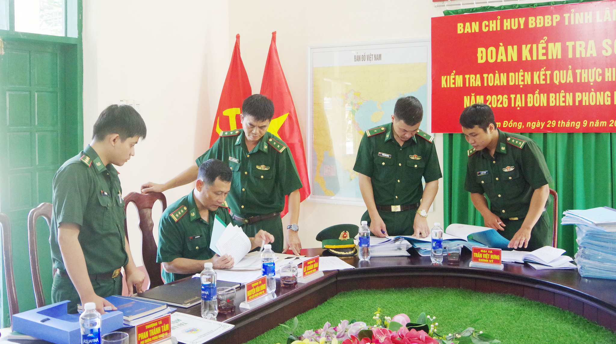 Ảnh 2. Đoàn công tác Ban Chỉ huy BĐBP tỉnh Lâm Đồng kiểm tra hệ thống văn kiện sẵn sàng chiến đấu, hồ sơ công tác tại Đồn Biên phòng Nâm Na.