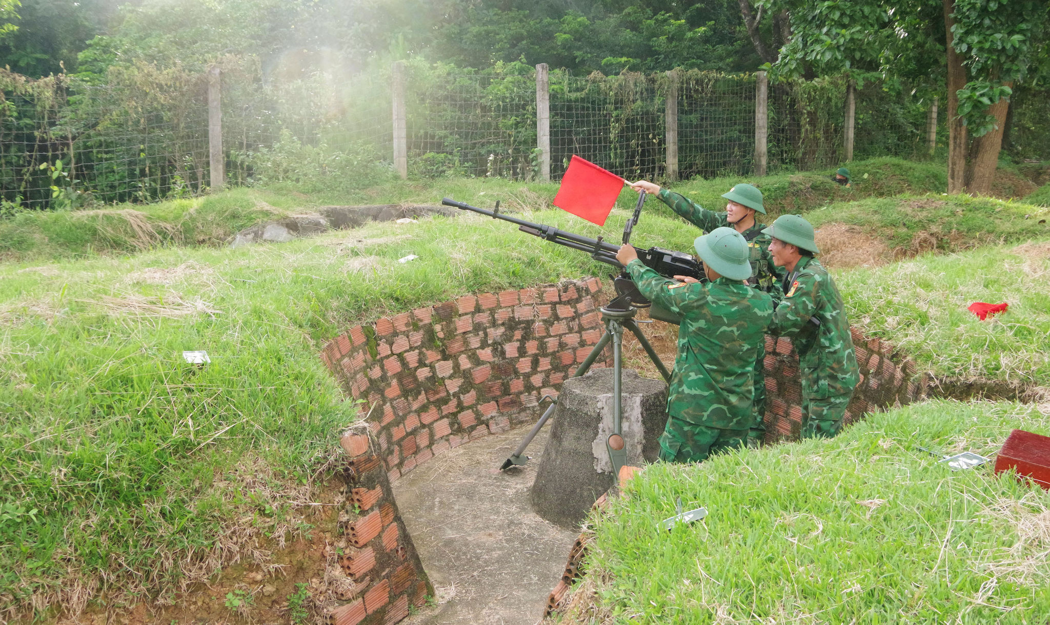 Ảnh 4. Kiểm tra thực tế công tác quản lý, bảo vệ chủ quyền, an ninh biên giới tại Đồn Biên phòng Đăk Ken.